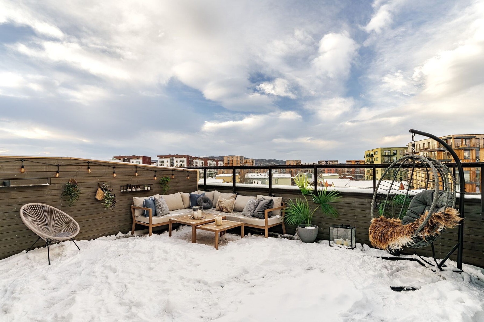 Takterrassen - ditt private uterom på over 30 kvm med fantastisk utsikt, glassrekkverk og varmelampe til sene kvelder med flotte solnedganger. Galleribilde