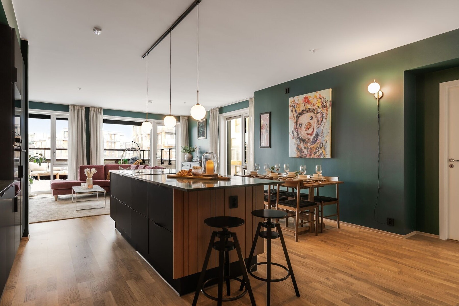 Det er innlagt fiber fra Telia, med fellesavtale for sameiet. Dette er inkludert i fellesutgiftene. Galleribilde