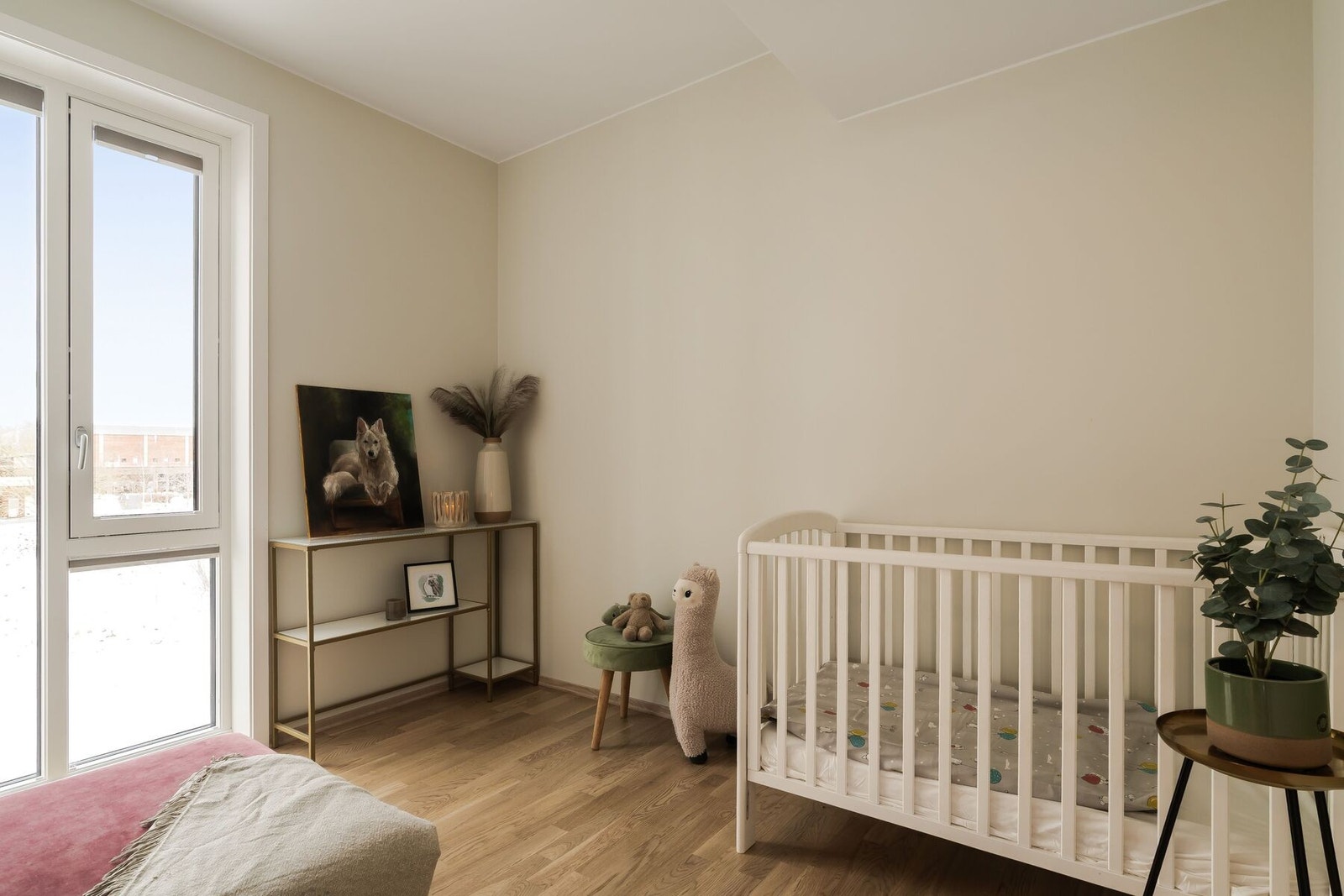 Soverom nummer tre, på ca. 7 kvm. Soverommene er utstyrt med lystett solskjerming. Galleribilde