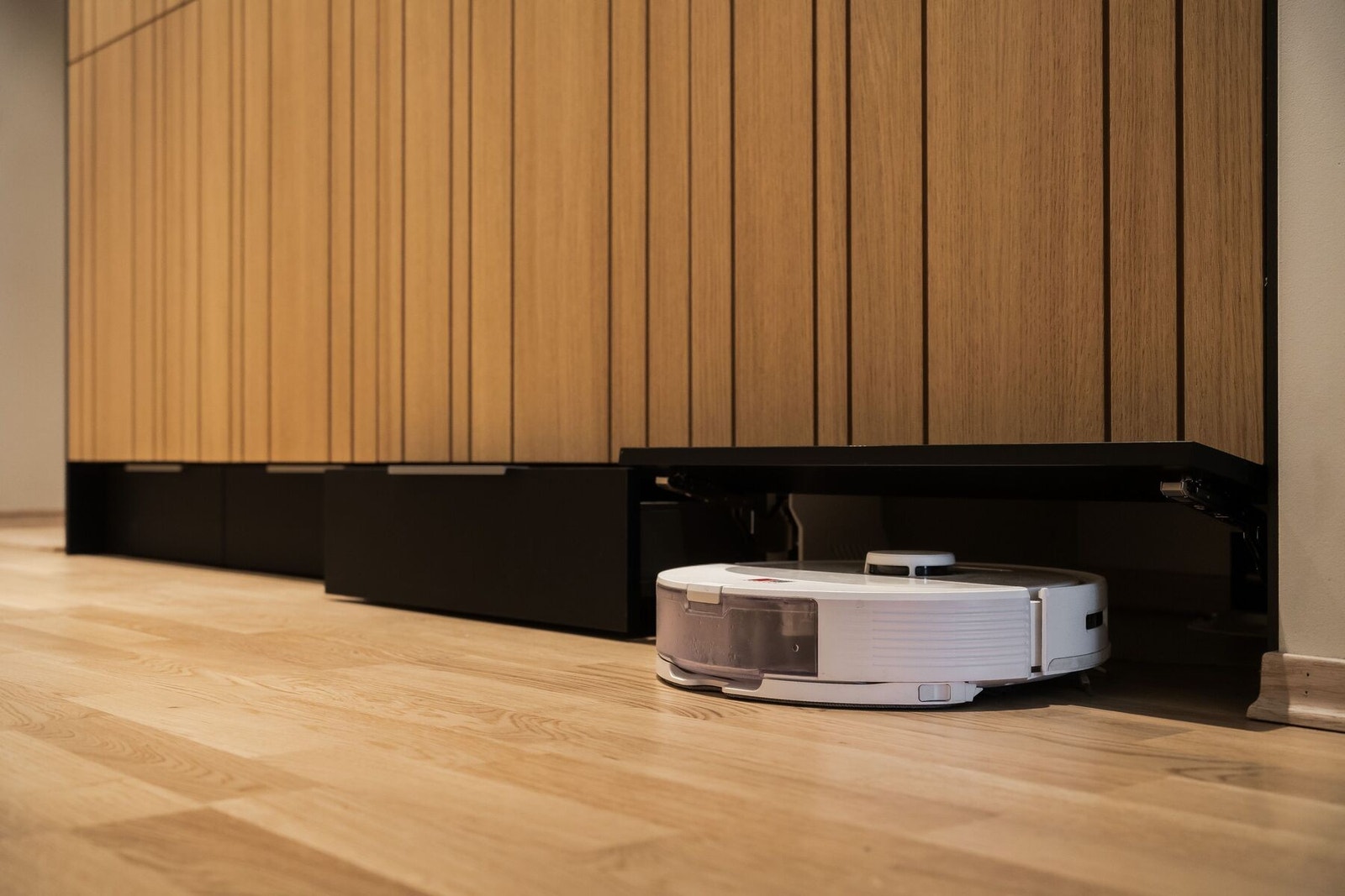 Her er det sokkelskuffer, rikelig med oppbevaring og smarte løsninger som egen plass til robotstøvsuger - skjult bak en luke som åpnes med et lett fottrykk. Galleribilde