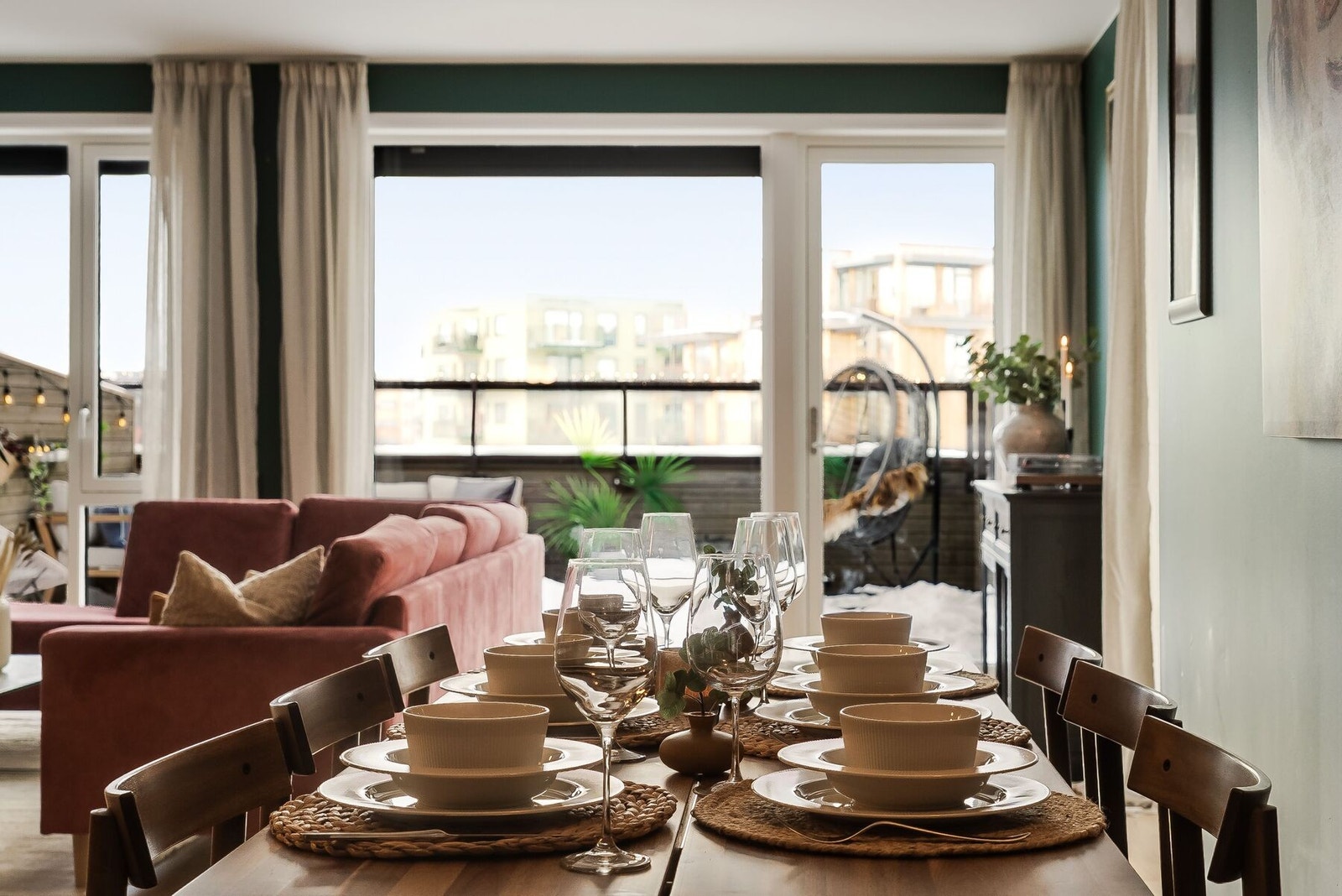 Fra stuen har du direkte tilgang til den imponerende takterrassen på 31 kvm. Her kan du nyte solen fra morgen til kveld, med flott utsikt og svært gode solforhold. Galleribilde