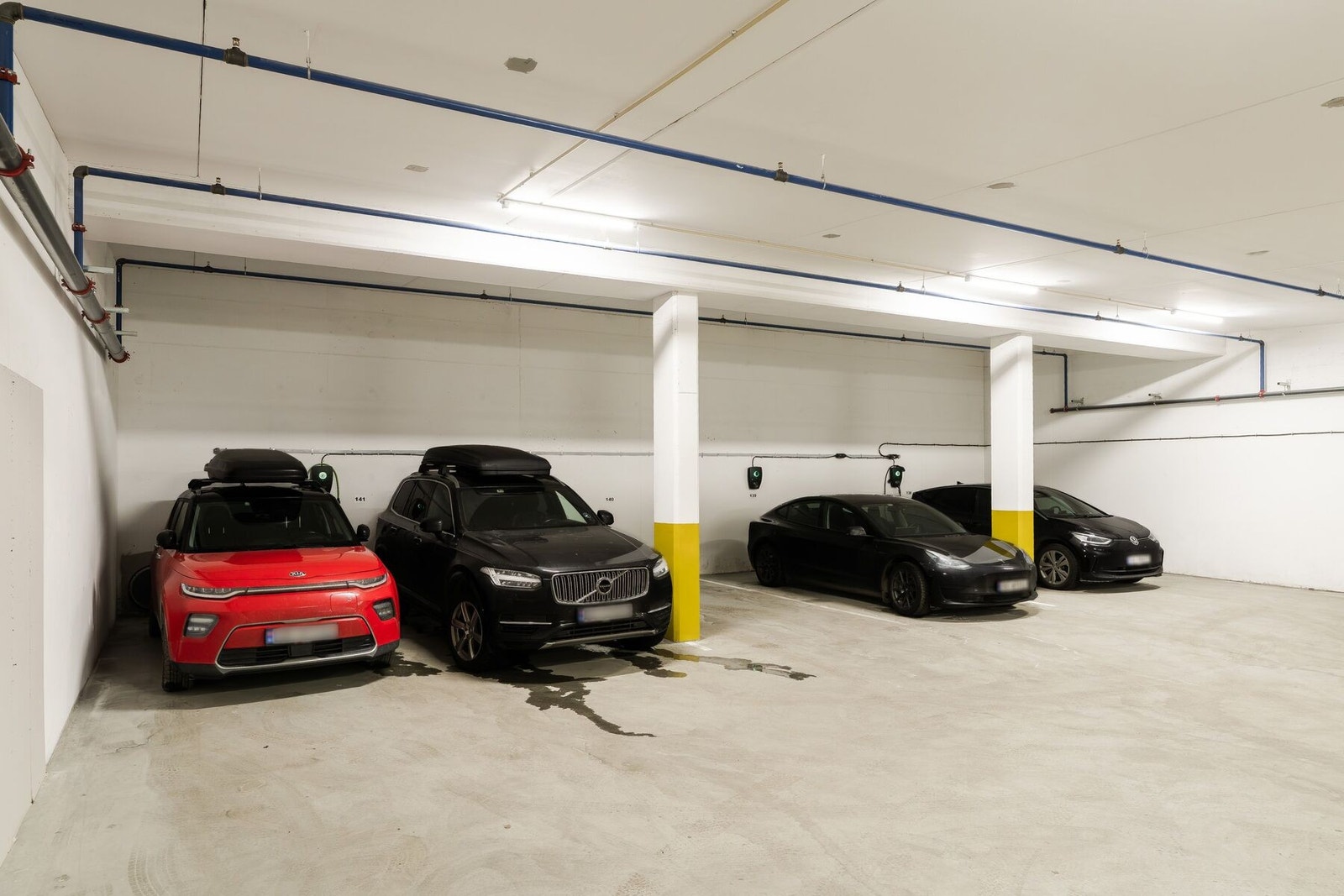 I garasjen disponerer boligen en parkeringsplass med mulighet for elbillader og plass til to biler - en sjelden og svært ettertraktet kvalitet. Det gjøres oppmerksom på at sameiet ved behov kan omdisponere hvilke plass man har. Lader kan leies evt kjøpes Galleribilde