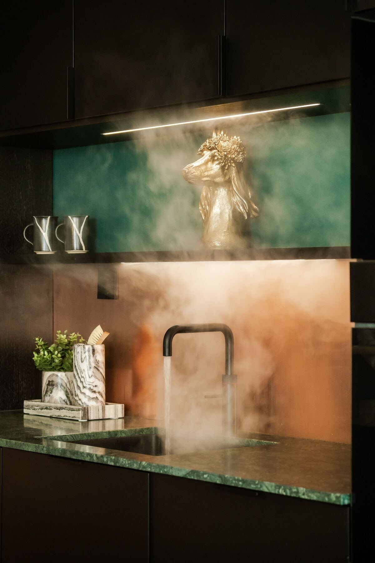 En kopp te på to sekunder? - Ikke noe problem, kjøkkenet er utstyrt med Quooker, som gir deg kokende vann rett i springen. Galleribilde