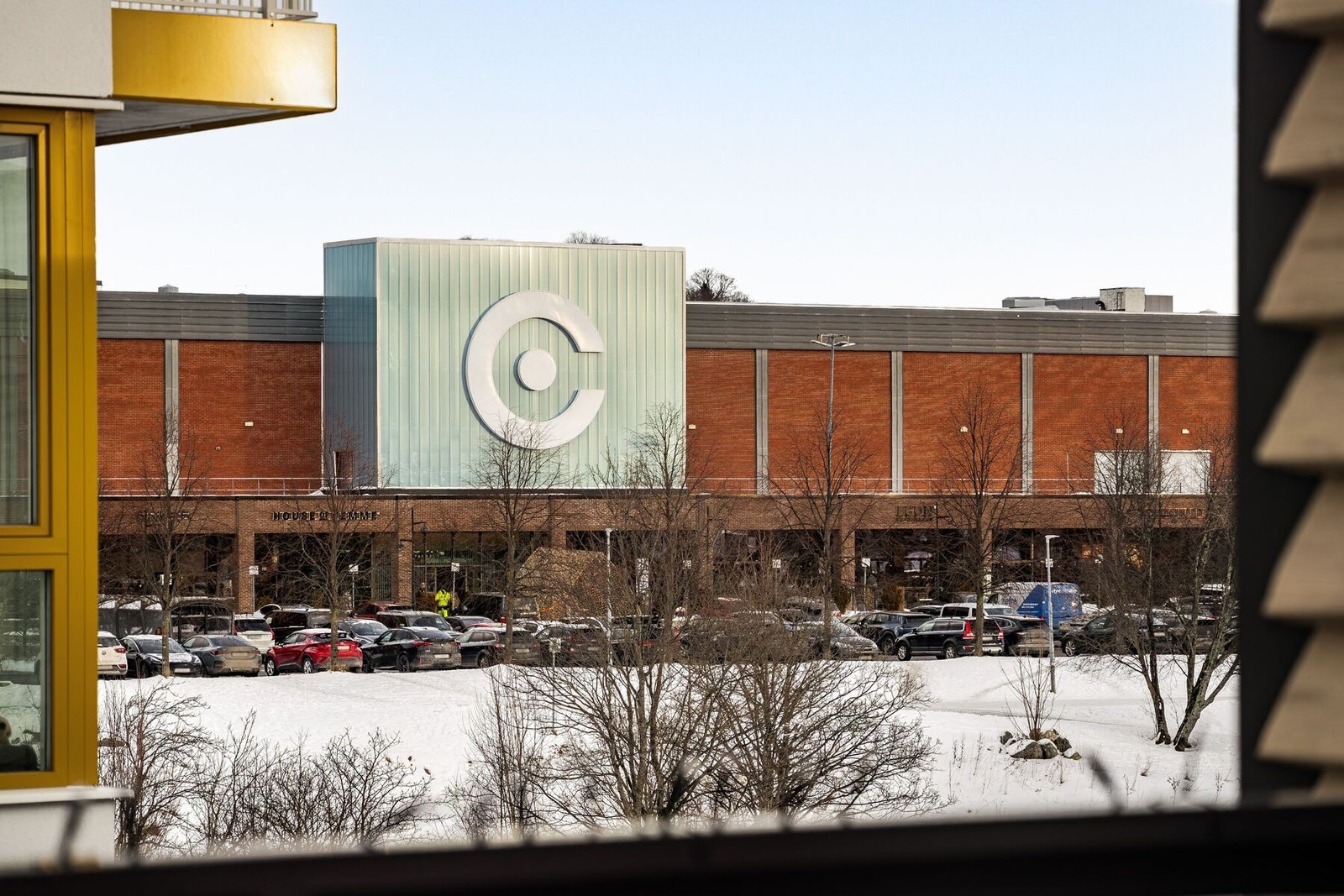 Lade er et populært område for både shopping og servering, med flere handelssteder og butikker på kort avstand. City Lade er et av Trondheims største kjøpesentre med et bredt utvalg av butikker, serveringssteder og service-tilbud. Galleribilde