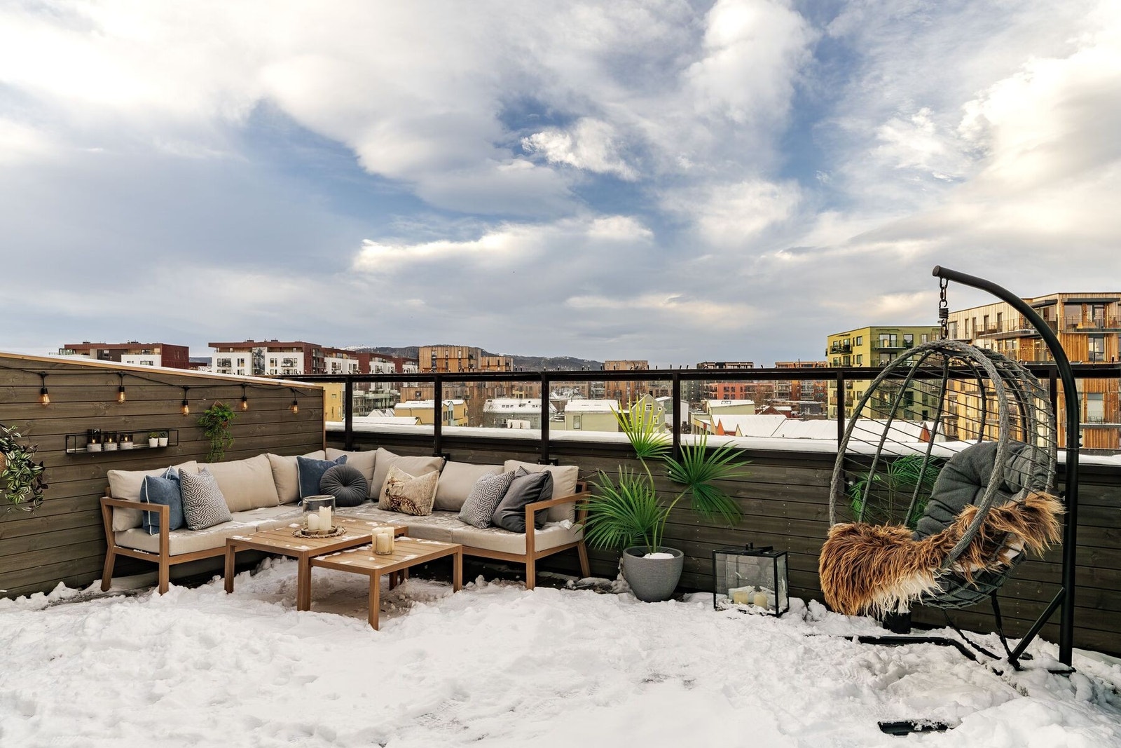 Terrassen har god plass til både spisegruppe, loungemøbler og grill - et perfekt sted for sommerfester, rolige morgenstunder eller sene kvelder under åpen himmel. Galleribilde