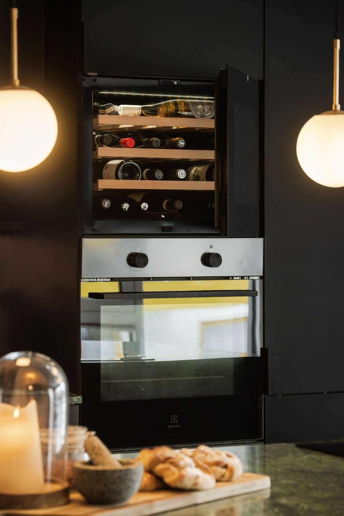 Boligen har et integrert vinskap som gir en elegant og praktisk løsning for oppbevaring av vin, og bidrar til et stilrent uttrykk på kjøkkenet. Galleribilde