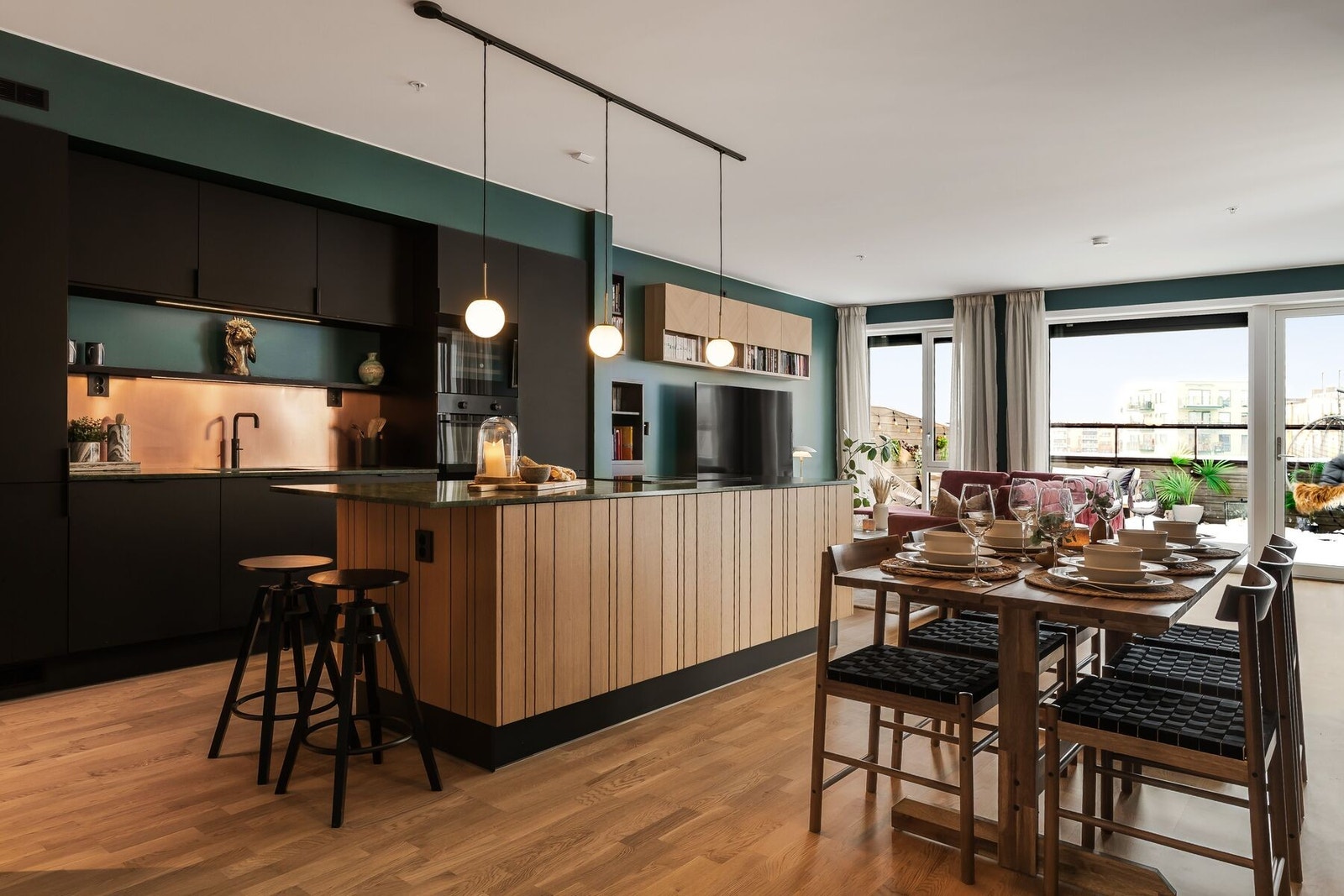 Her kan du nyte morgenkaffen, et glass vin mens middagen tilberedes eller la gjestene samle seg rundt. Praktiske detaljer som stikkontakt ved sitteplassen understreker hvor gjennomtenkt kjøkkenet er. Galleribilde