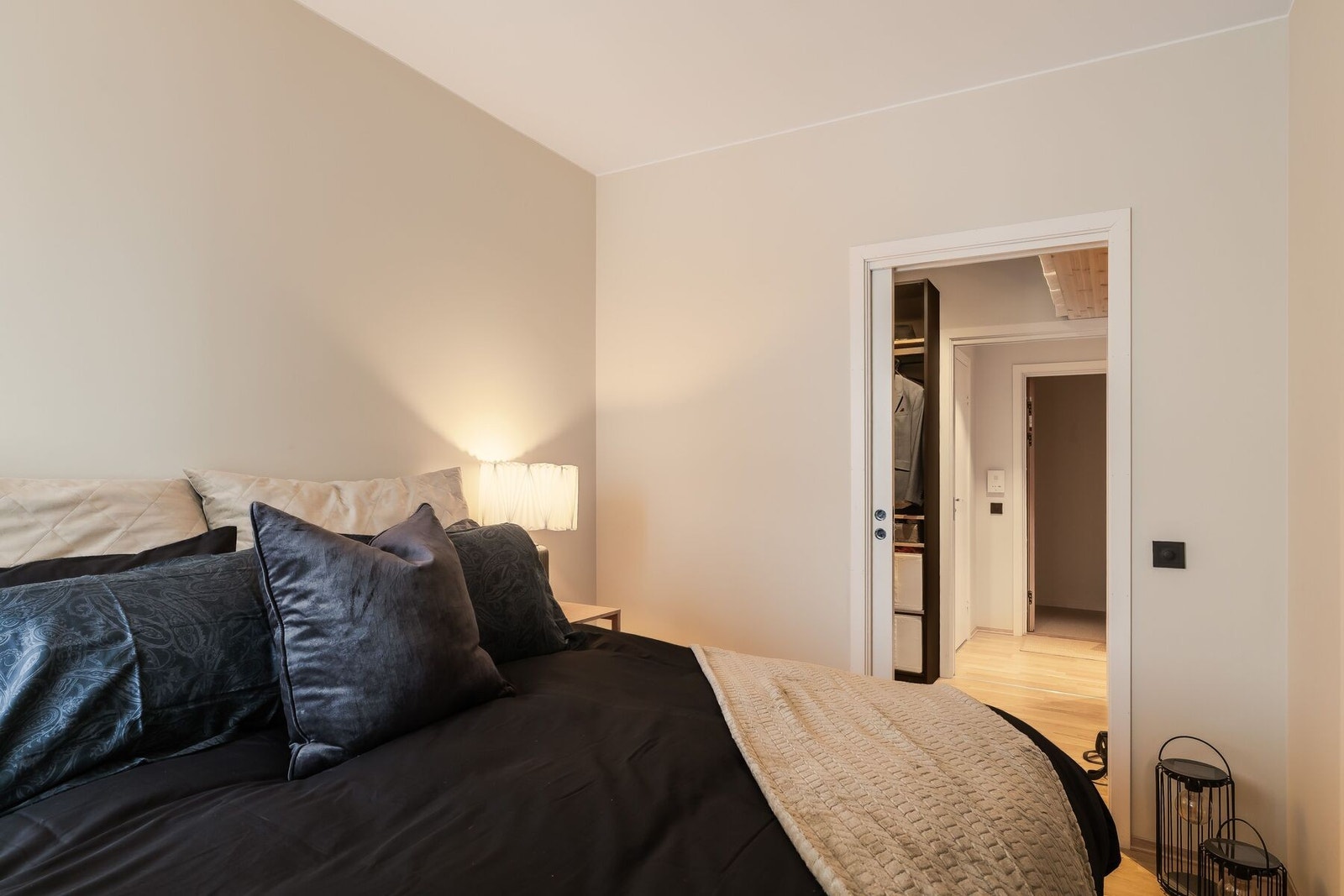 Romslig walk-in-garderobe tilknyttet soverommet - en løsning som gir både god oppbevaring og en luksuriøs hotellfølelse. Galleribilde