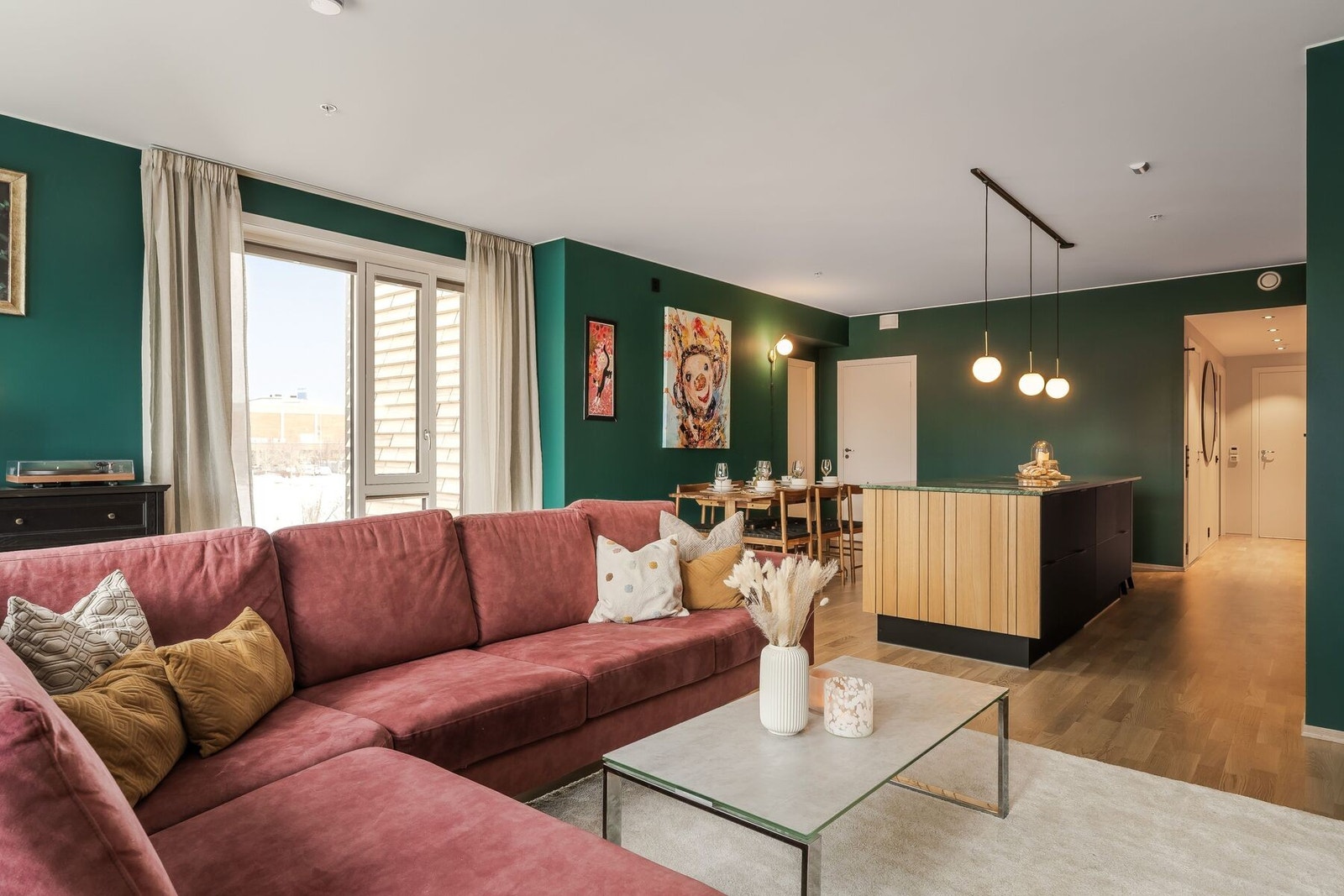 Boligen har fjernvarme og selger opplyser at de har hatt en årlig totalkostnad på kr. 12 000,- for strøm og fjernvarme. Galleribilde