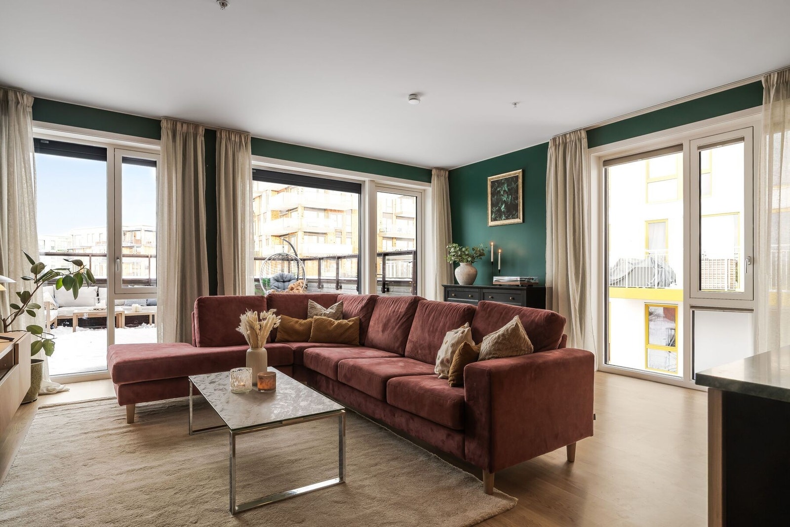 Leiligheten er påkostet med elektriske solscreens på vinduer, som gir best mulig solskjerming og inneklima. Galleribilde