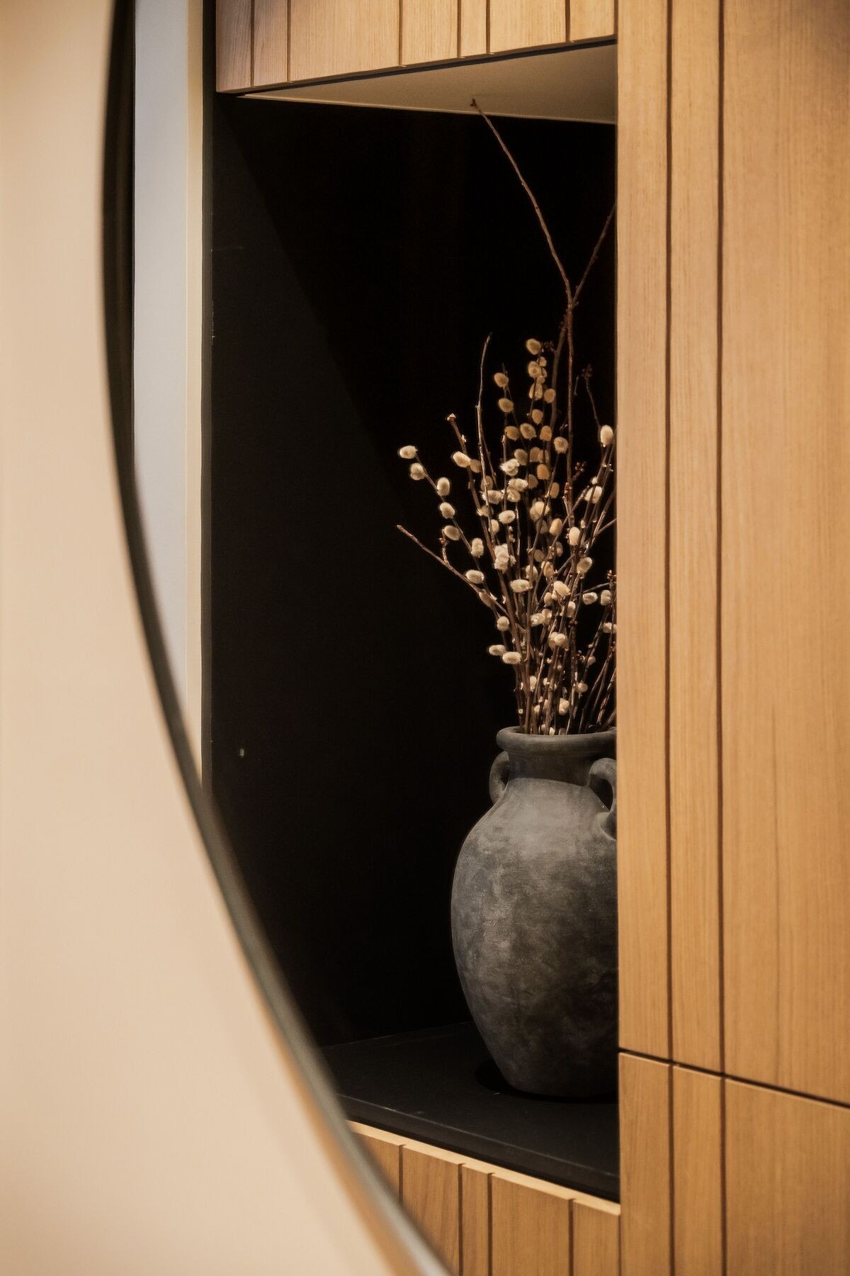 Det er også etablert en praktisk løsning for tørketrommel i garderobeinnredningen, noe som gir en ryddig og funksjonell entré. Galleribilde