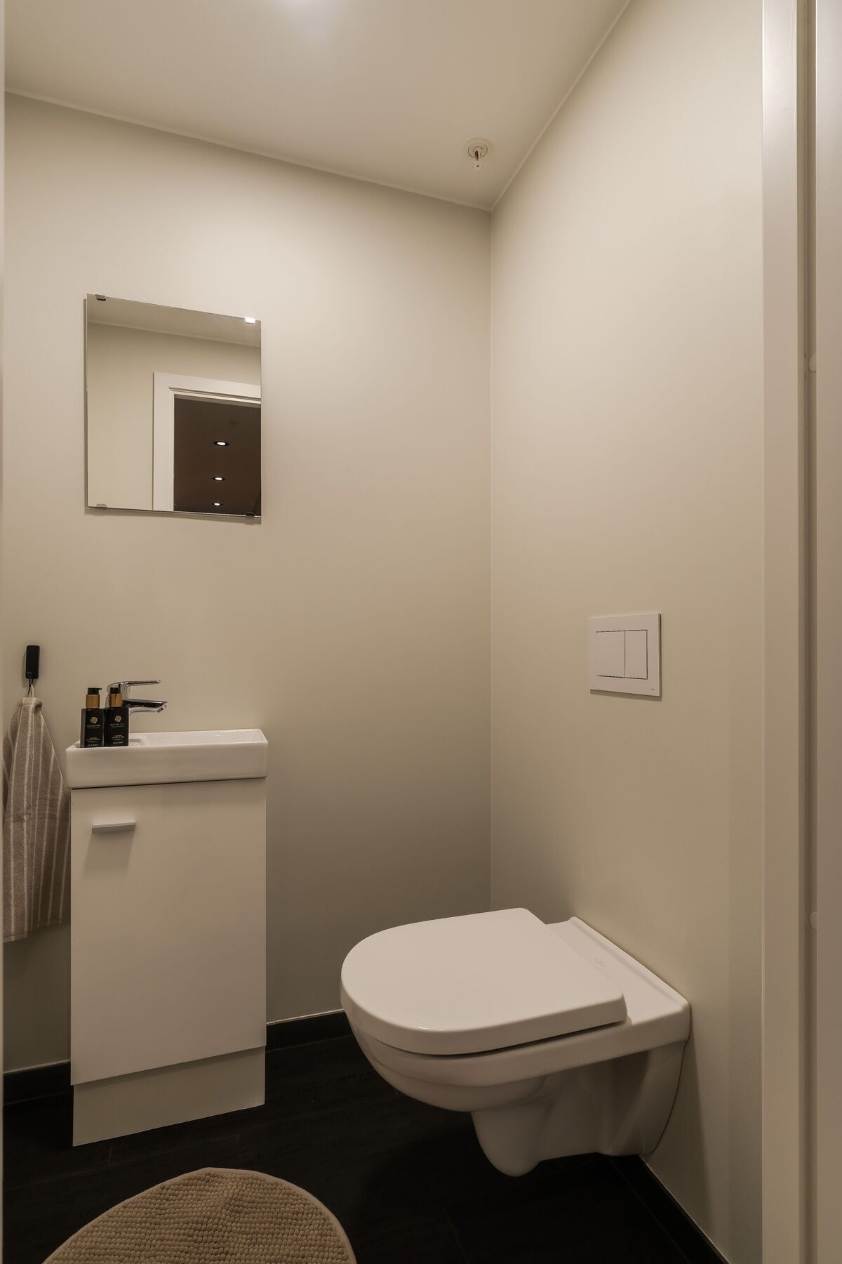 Ekstra toalett
I tillegg til badet har boligen et separat toalett, noe som gir økt komfort i hverdagen og er ideelt når man har gjester. Galleribilde