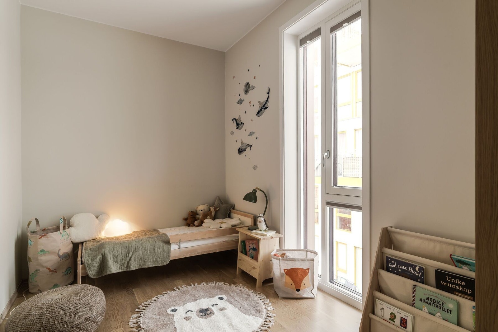 De to øvrige soverommene er lyse og romslige, med store vinduer fra gulv til tak. Rommene egner seg perfekt som barnerom, gjesterom, kontor eller kombinasjonsrom - alt etter behov.
Dette soverommet er på 8,8 kvm. Galleribilde