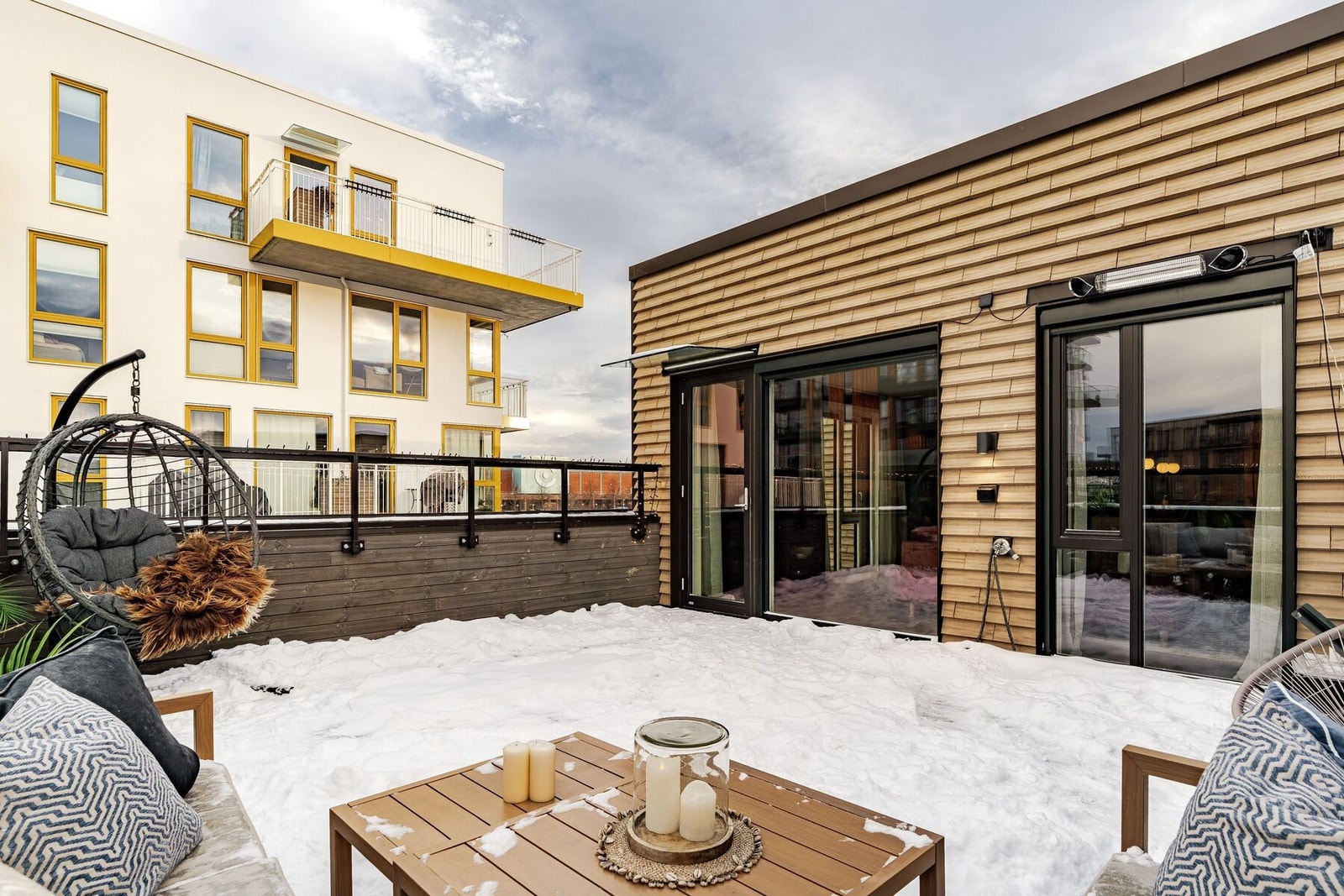 På sommeren har man direkte sol på terrassen fra kl. 12.00 til solnedgang. Blir det kjølig kan man sette på varmelampen som også følger med. Galleribilde