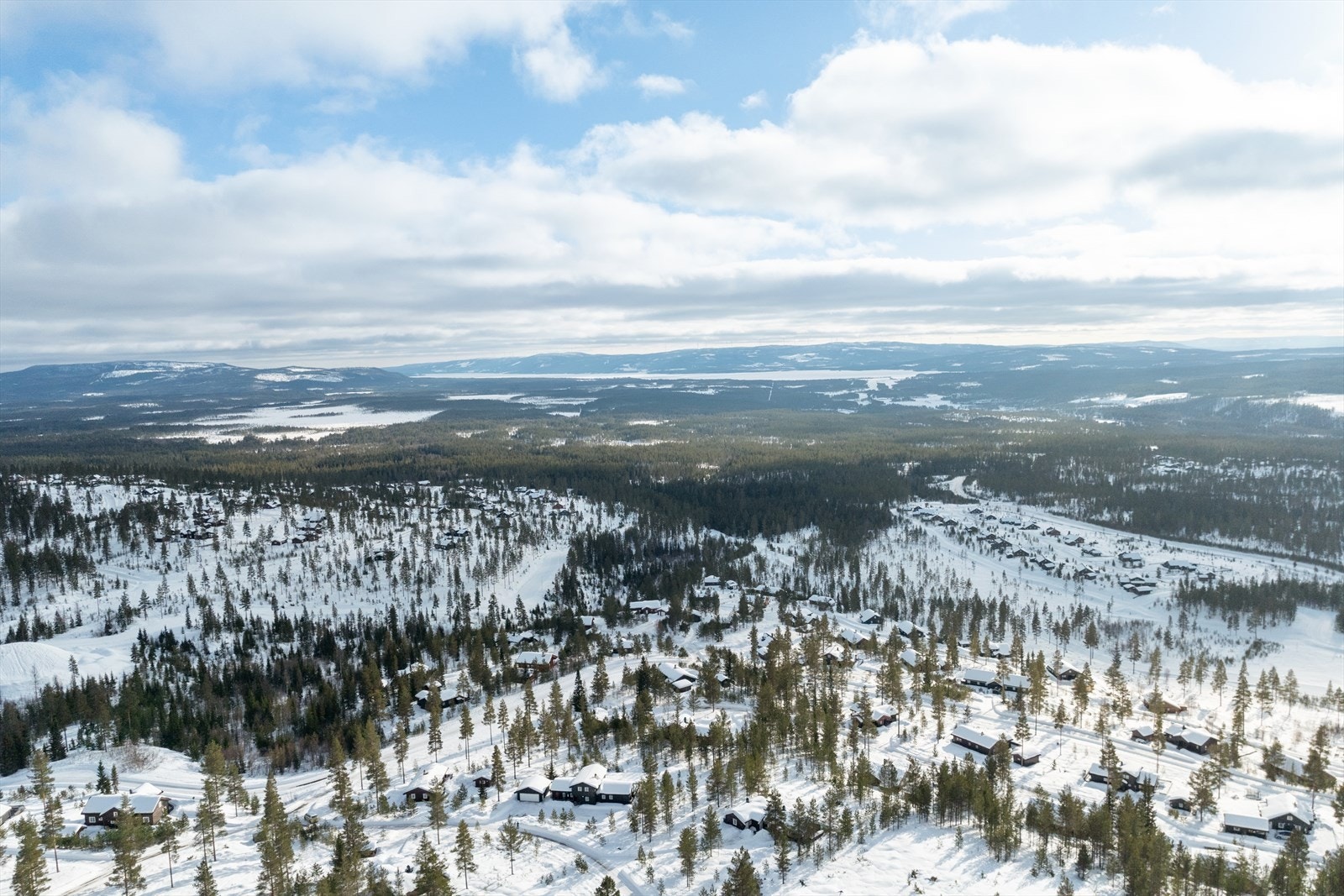 Furutangen er omgitt av flott natur. I bakgrunnen ser vi Osensjøen Galleribilde