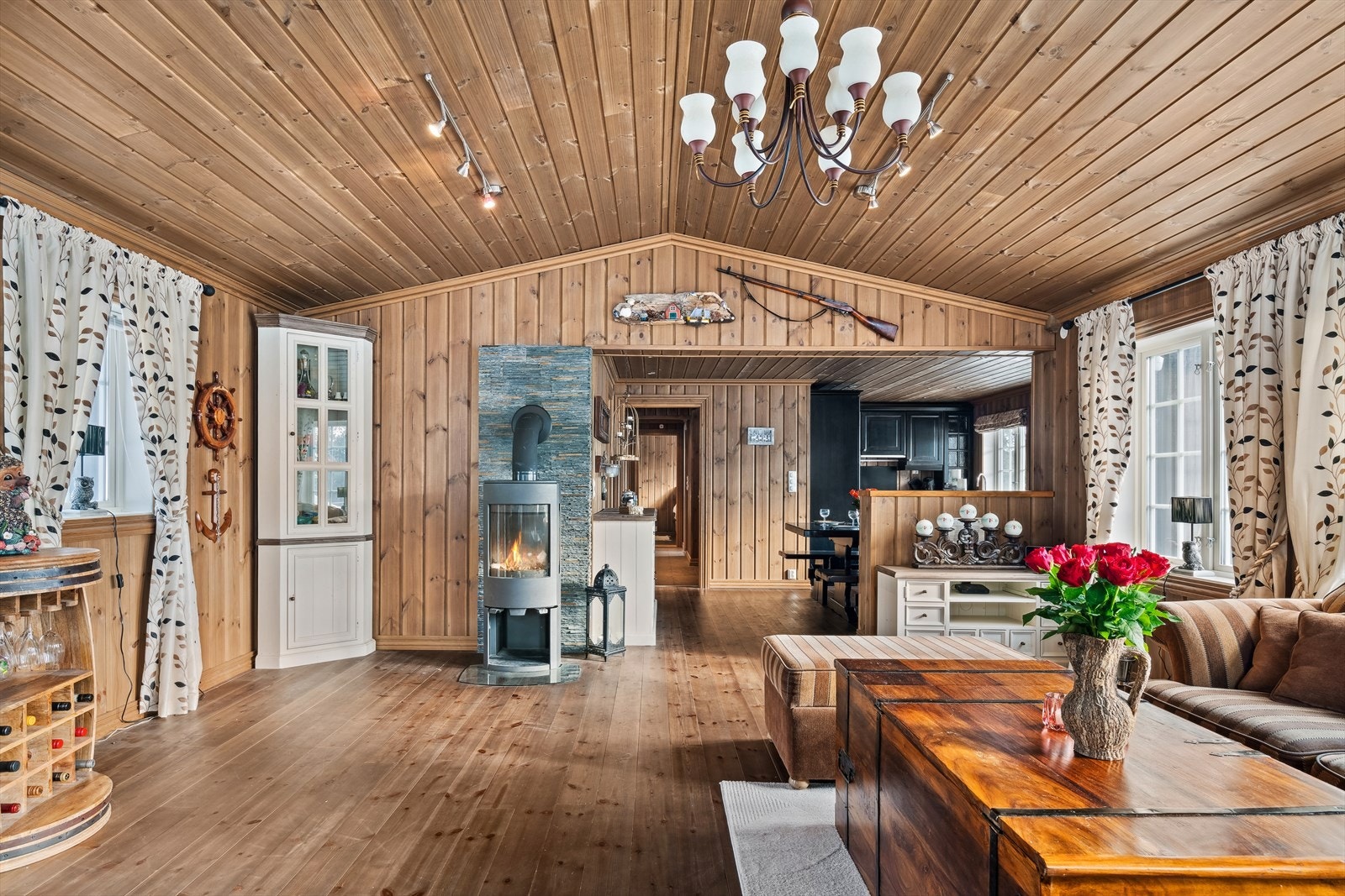 Halvveggen gir et naturlig skille mellom stuen og kjøkkensonen Galleribilde