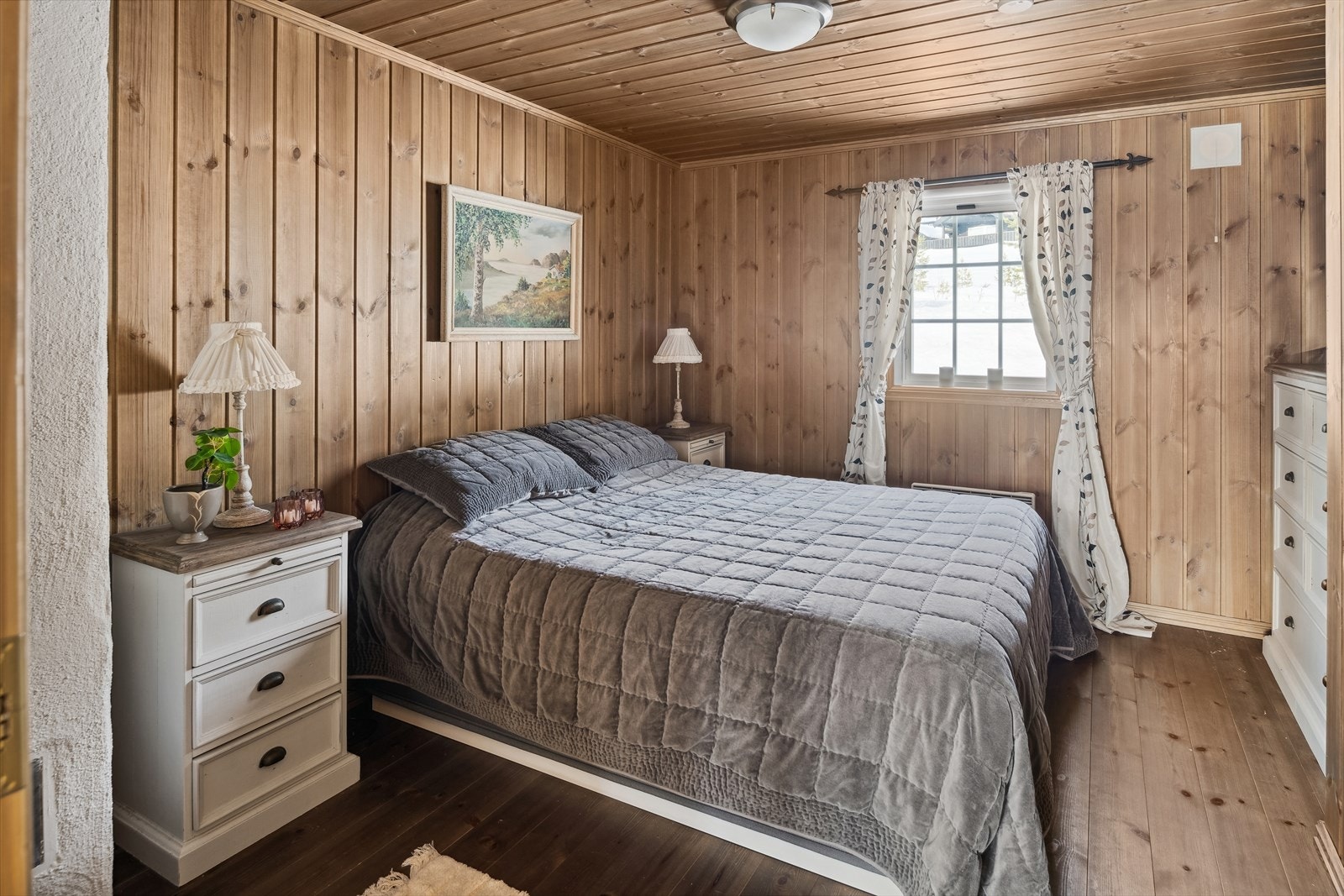 Hytta har til sammen 4 soverom i god størrelse. Her fra soverom i 1. etasje med plass til oppbevaring i tillegg til dobbeltseng Galleribilde