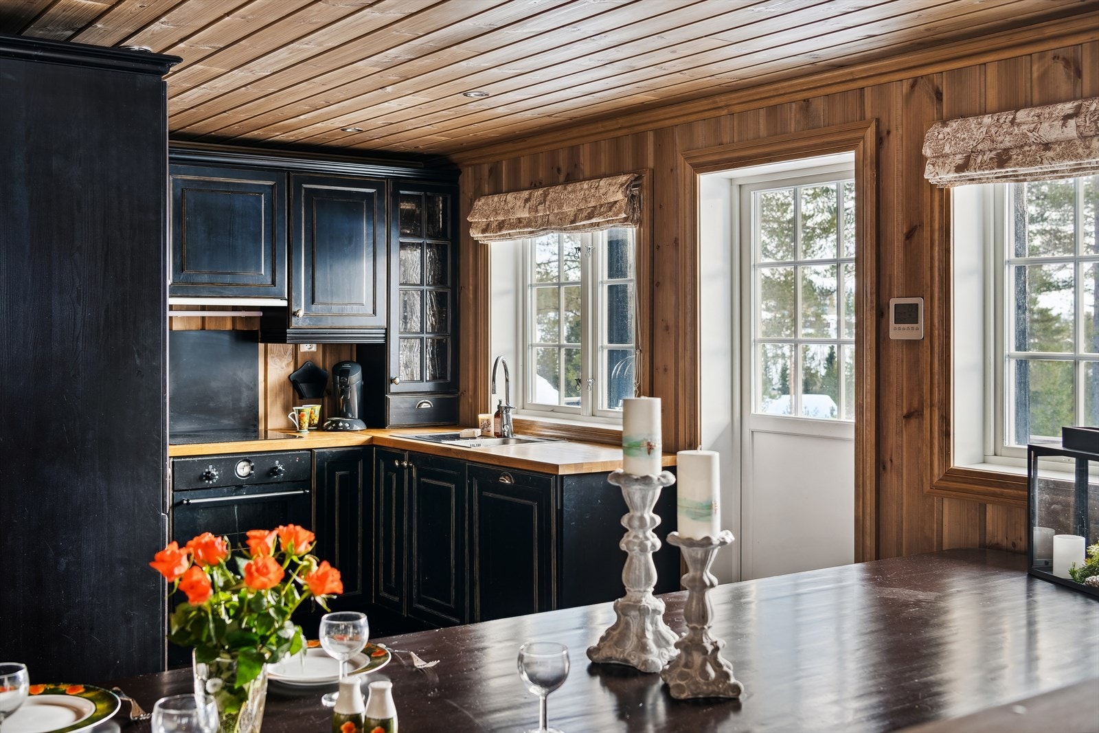 Kjøkkeninnredning med heltre speilfronter og heltre benkeplate Galleribilde