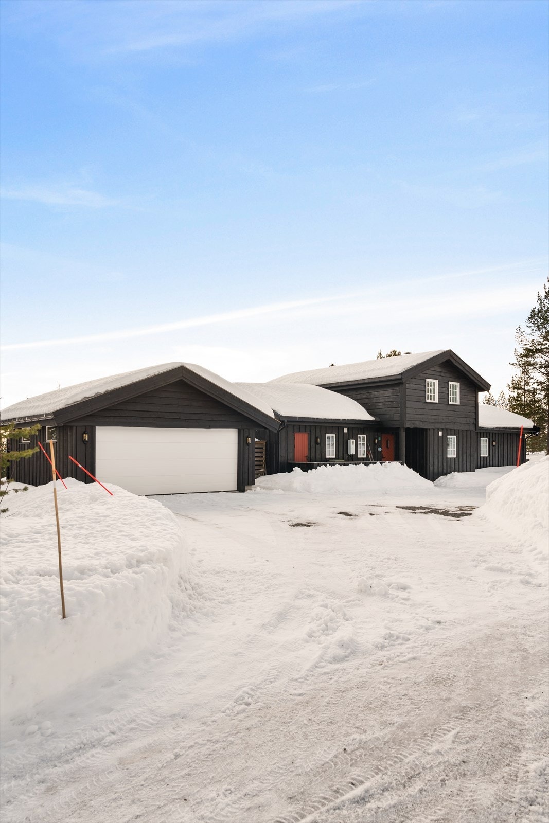 Det er oppført dobbelgarasje i 2021 med installert elbillader Galleribilde