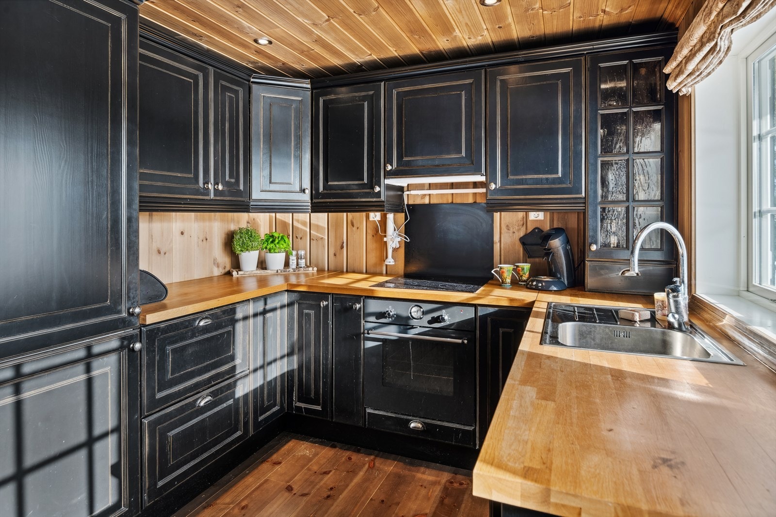 Det er integrerte hvitevarer på kjøkkenet Galleribilde