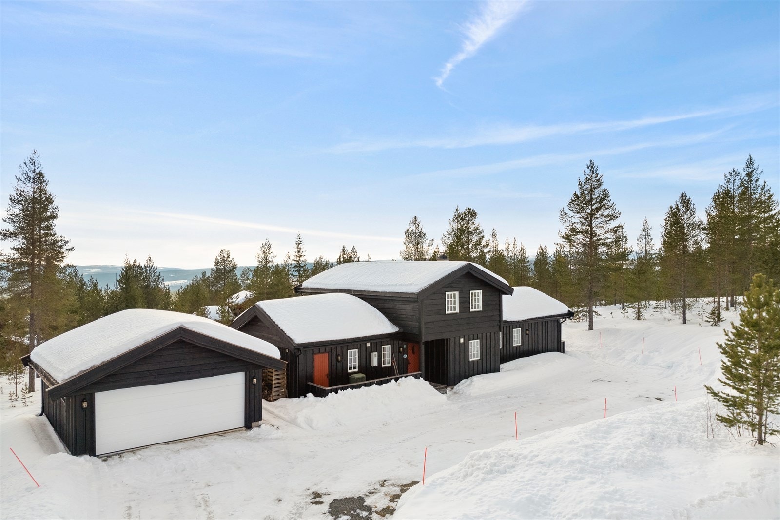 Innholdsrik fritidseiendom med stor familiehytte og garasje Galleribilde