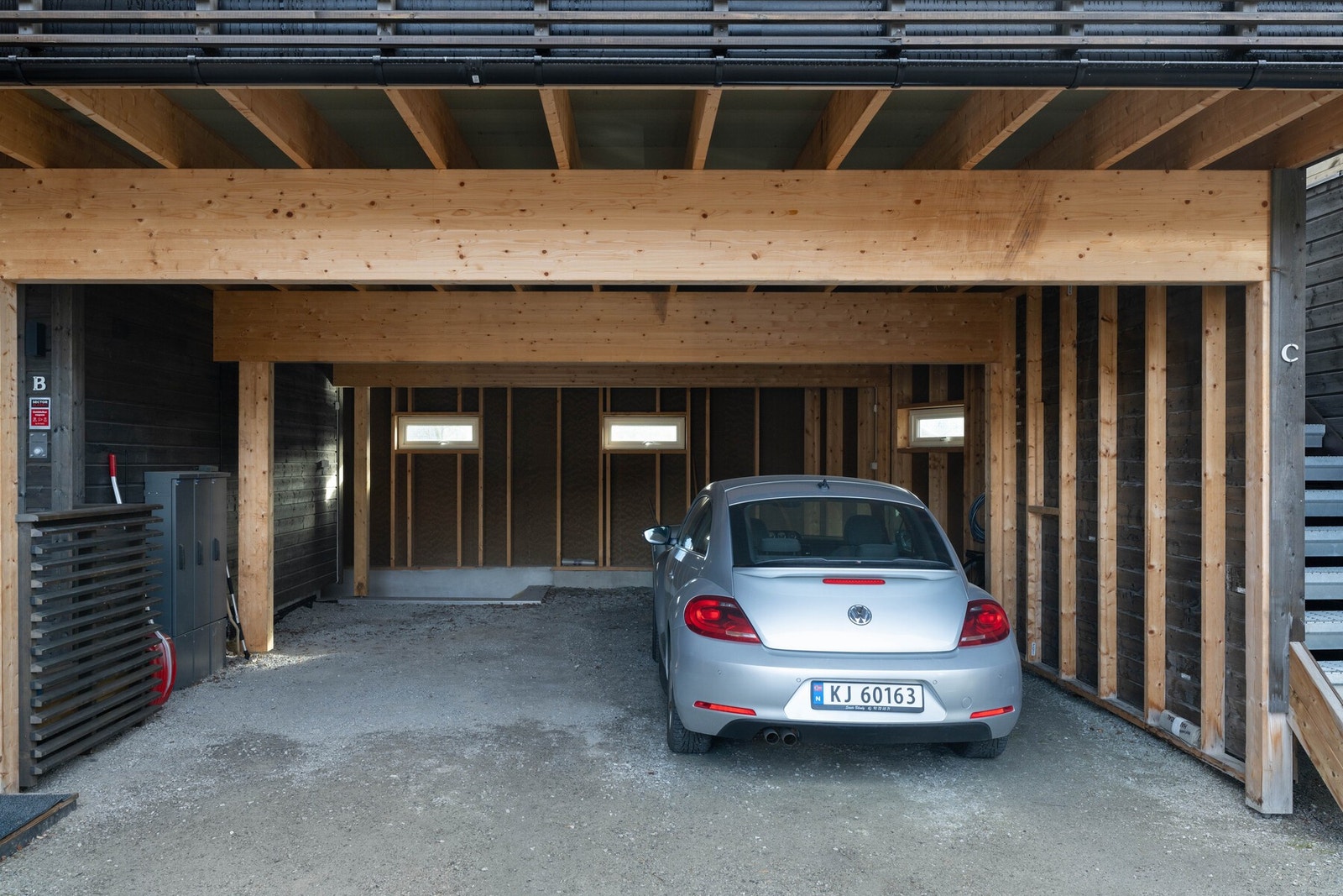 Montert elbil lader ved parkeringsplassen. Galleribilde