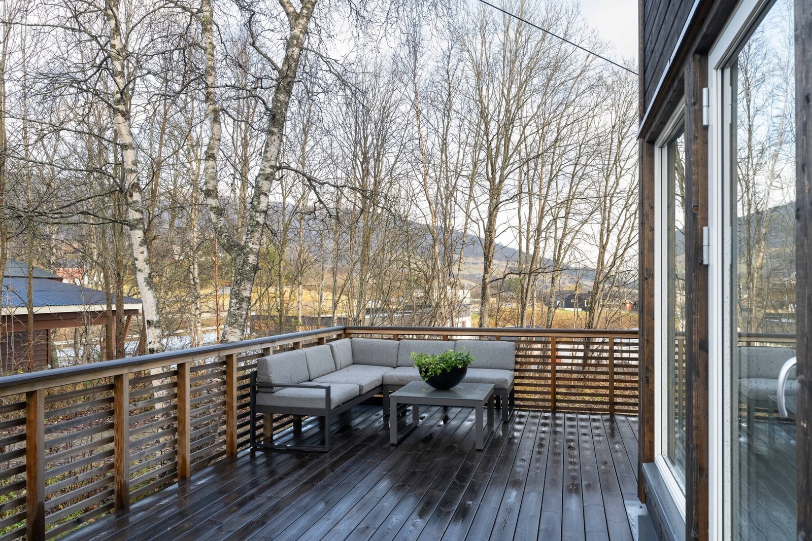 Terrasse mot nord som fanger morgen- og kveldssol. Galleribilde