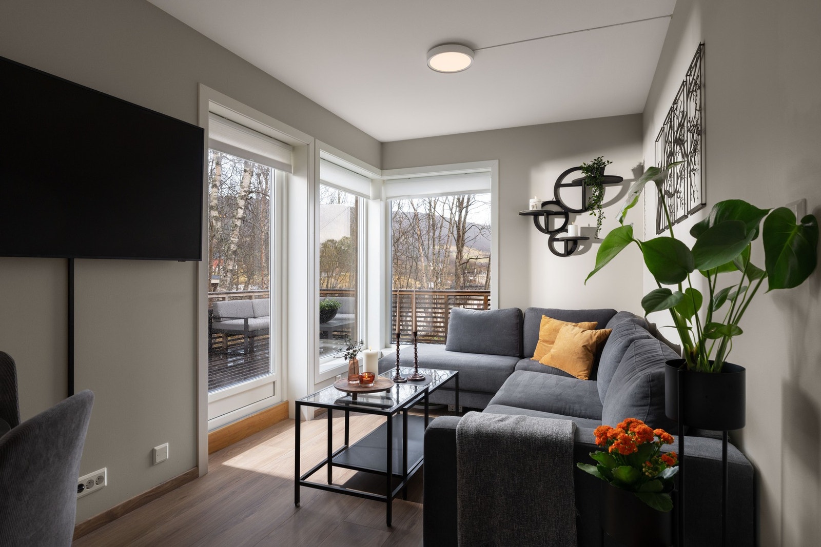 Stue med utgang til åpen terrasse på 26kvm Galleribilde