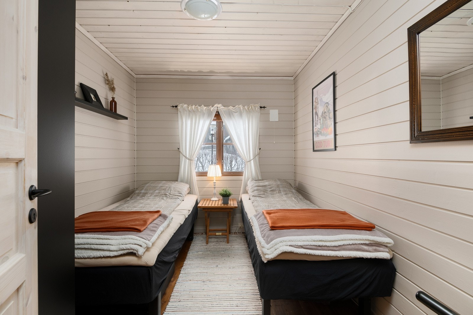 Soverom II er av god størrelse og er innredet med to enkelt senger. Her kunne man også evt. hatt god plass til en familiekøye. Galleribilde