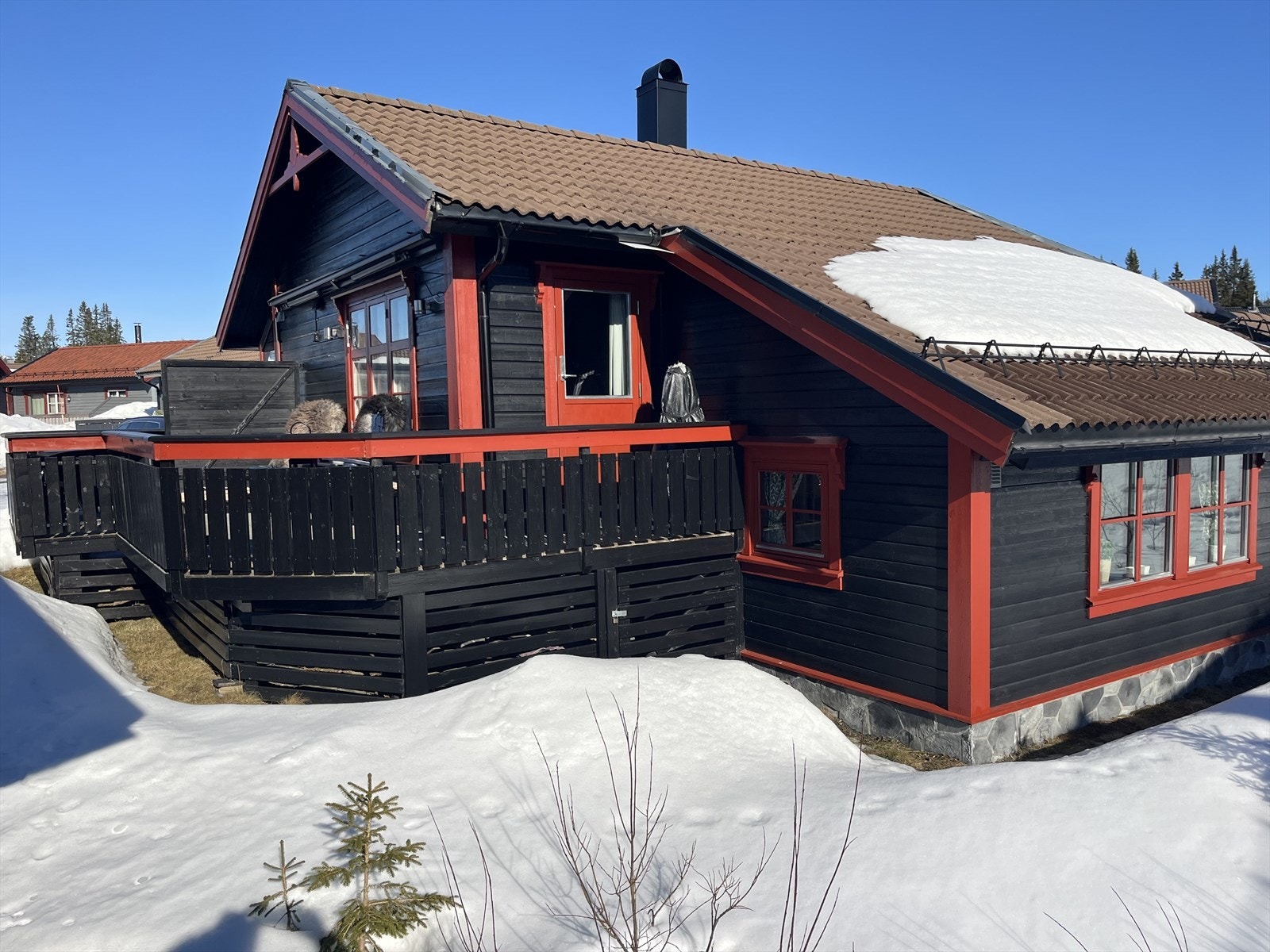 Hytta har en sør-/vestvendt uteplass som byr på gode solforhold! Galleribilde