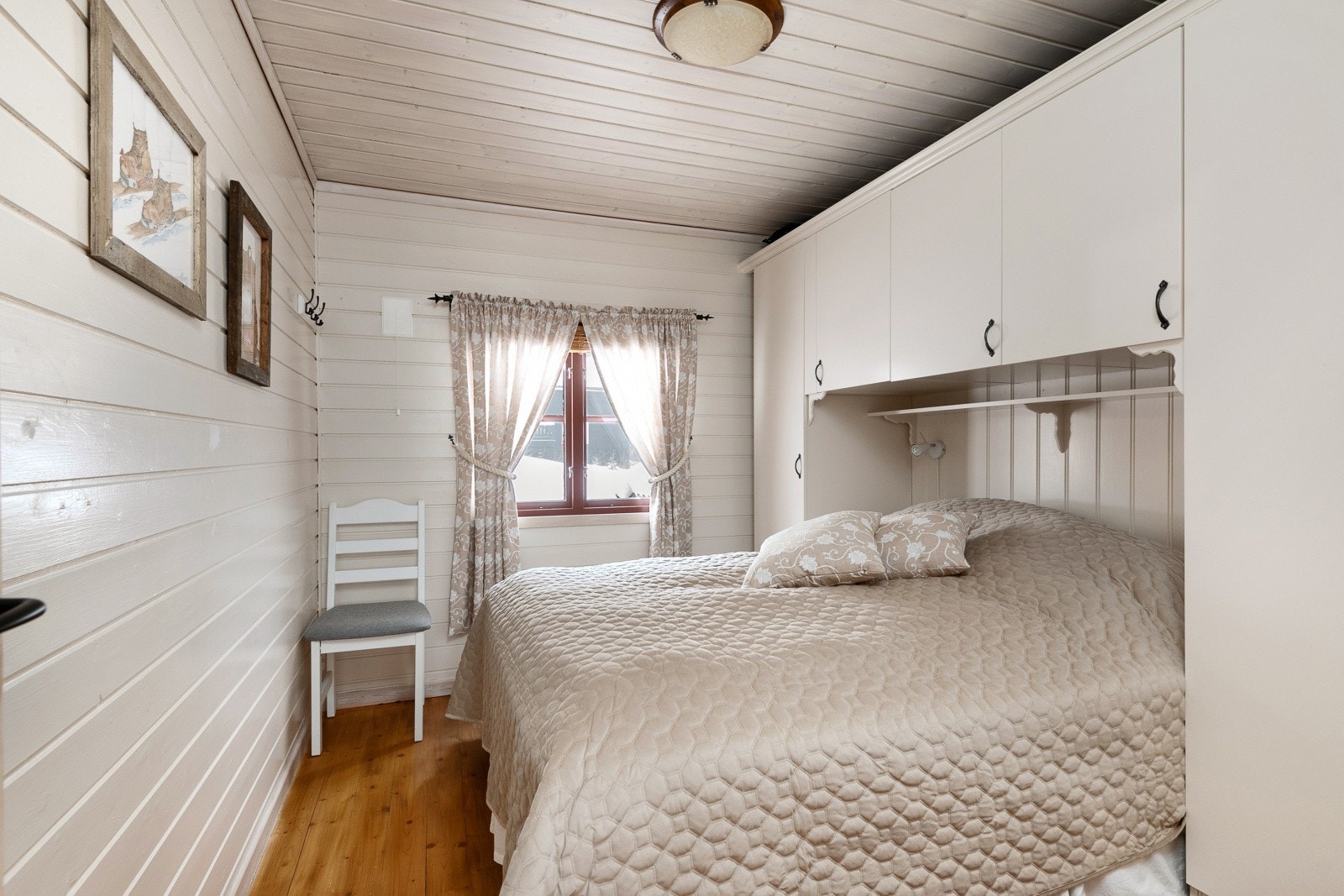 Hovedsoverommet har god plass til dobbeltseng og tilhørende møblement. Galleribilde