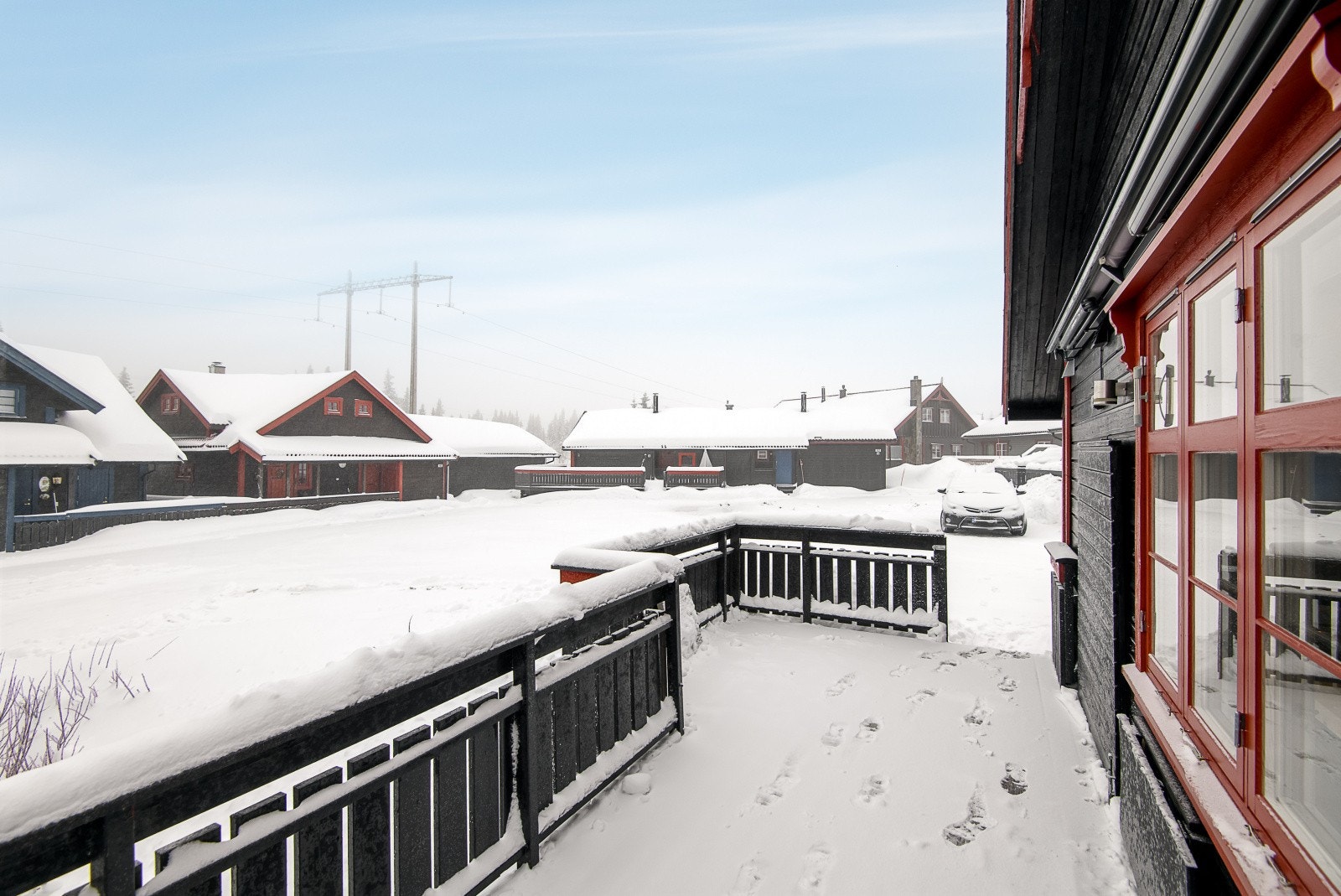 Romslig, hyggelig terrasse med god plass til utemøblement. Galleribilde