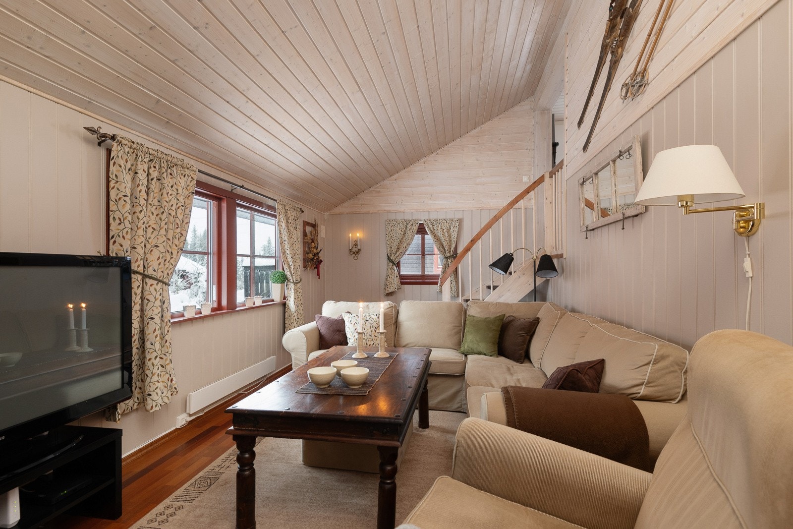 Stuen ligger tilbaketrukket i hytten og har god plass til både sofagruppe og TV-møblement. Galleribilde