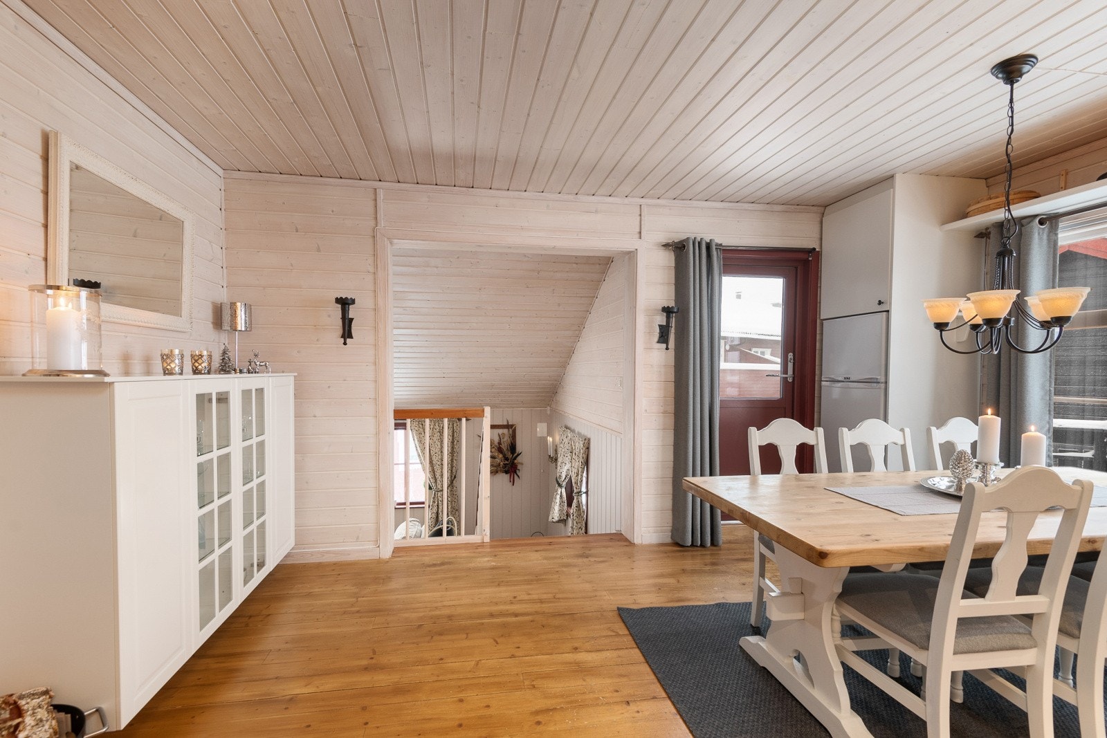 Fra kjøkkenet er det adkomst til stuen og til en solrik terrasse med god plass. Galleribilde