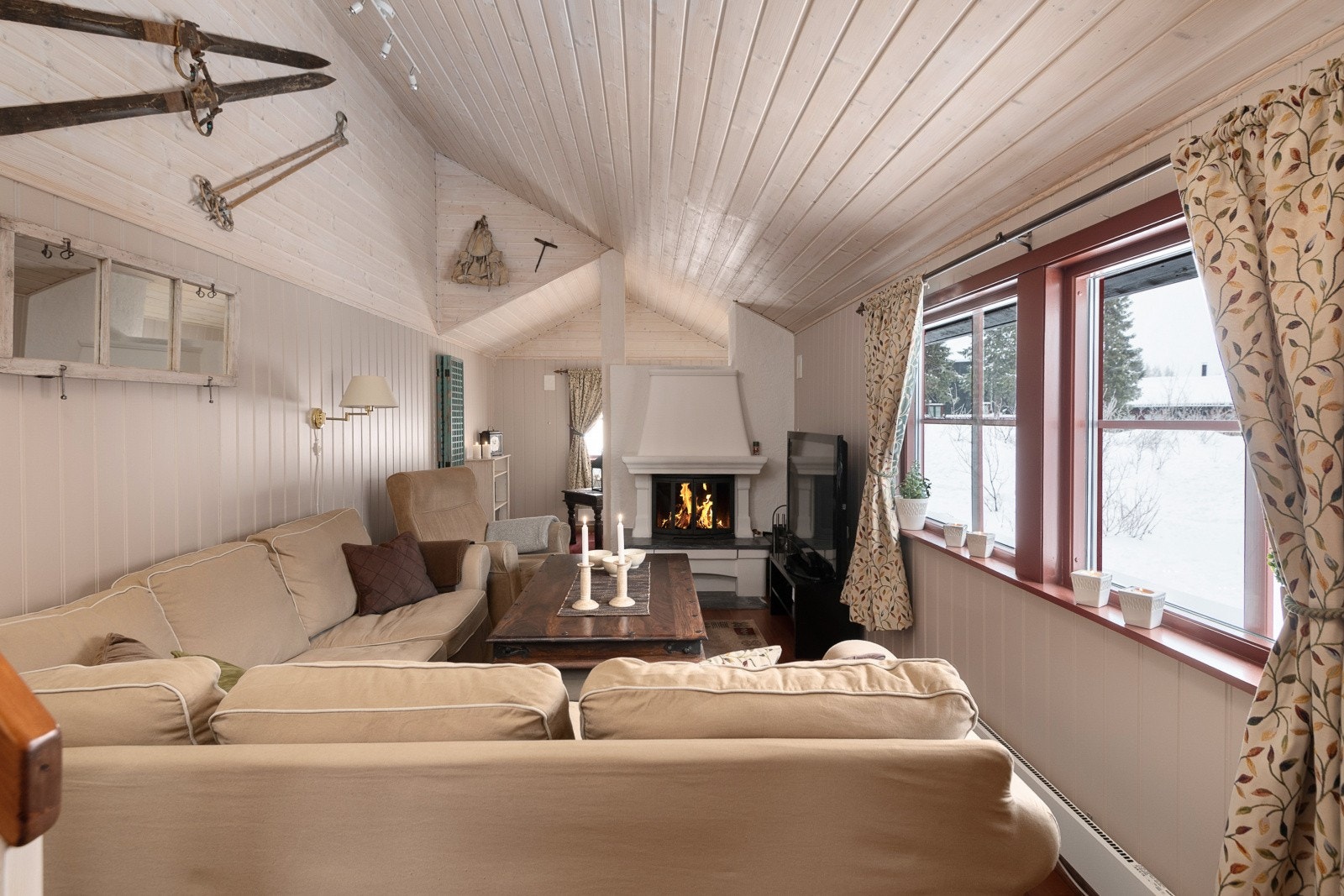 Stuen har koselig peis, som knitrer og gir den gode hyttestemningen. Galleribilde