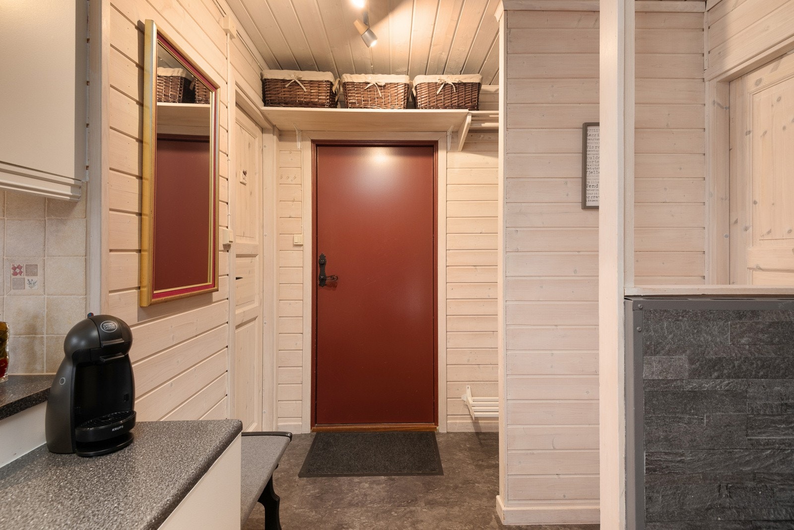 Innenfor døren ønsker en trivelig entré velkommen inn. Galleribilde