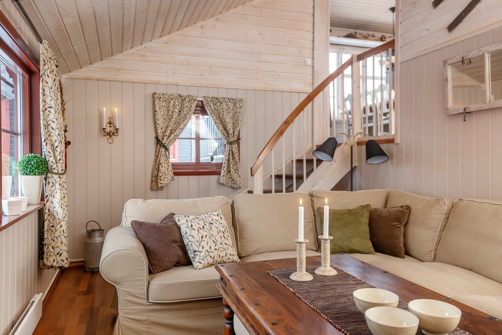 Hyttas oppvarming består av elektriske panelovner, vedovn og peisovn. Galleribilde