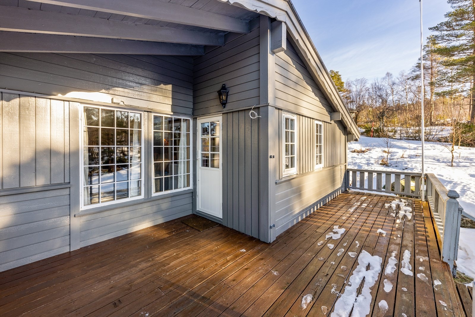 Utgang til veranda mot sør/vest. Galleribilde