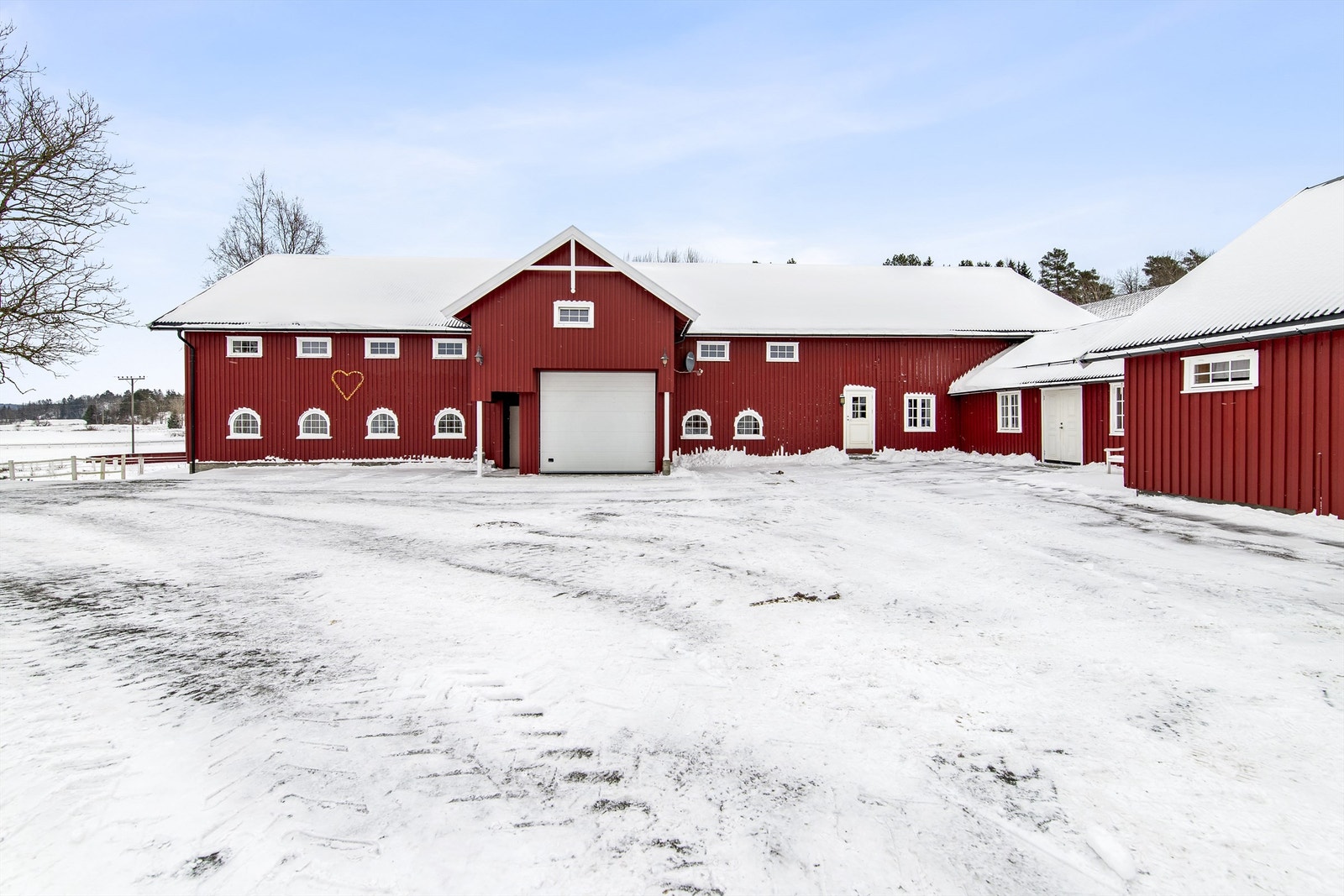 Eiendommen består av Hovedhus, kårbolig, selskapslokale, stall, garasjer og kontorlokaler. Meget innholdsrik eiendom. Galleribilde