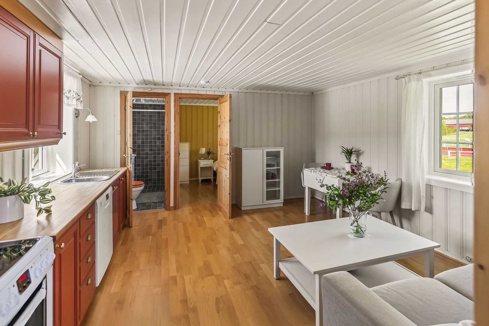 Bad til venstre og soverom til høyre. Perfekt til gjester, utleie eller familie? Galleribilde