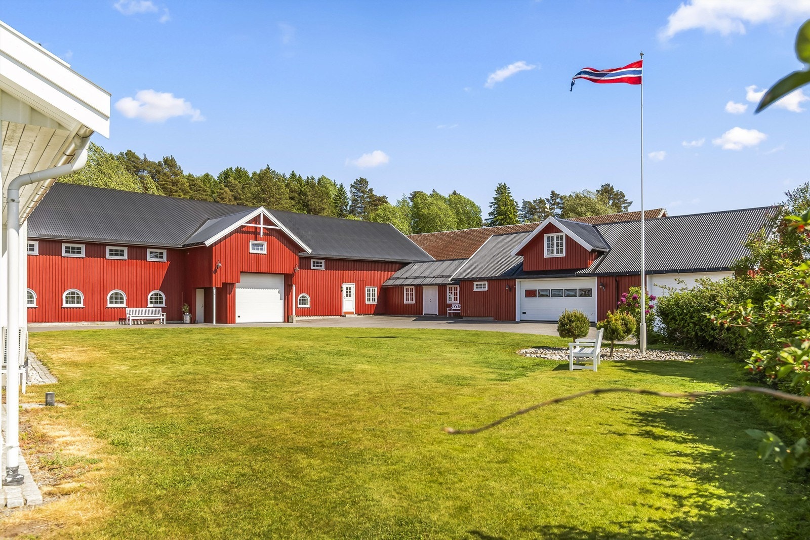 Gårdstunet er meget pent og godt vedlikeholdt. Eier bruker i dag robotgressklipper på plenområdene. Galleribilde