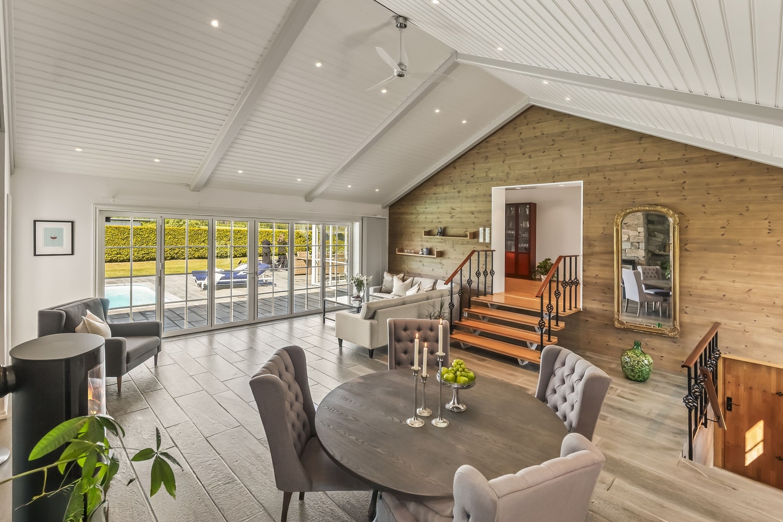 Tilbygget/ peisstuen har fliser på gulv- kombinert med slette vegger og panel. Galleribilde