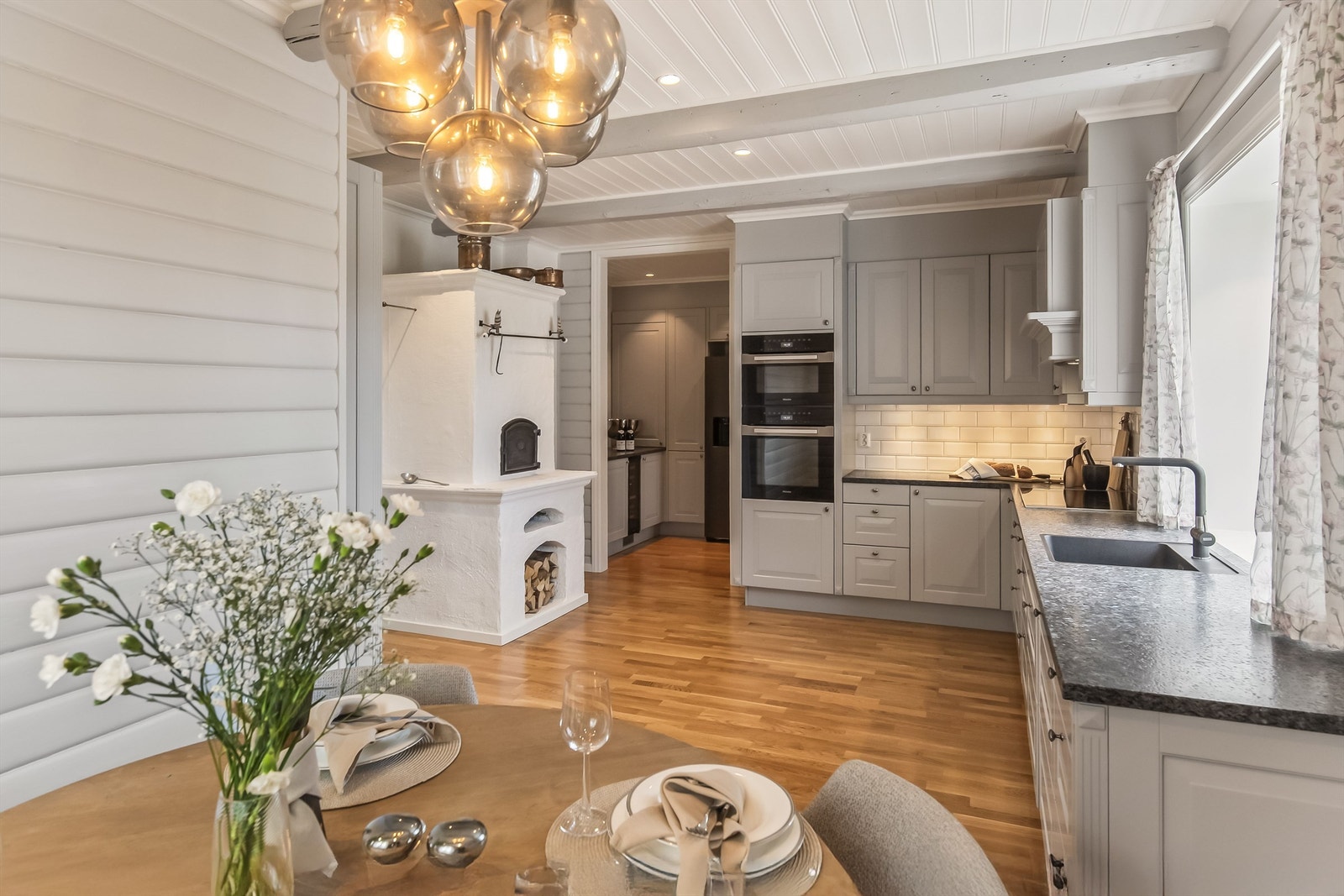 Lekkert, klassisk sigdal-kjøkken fra 2020. Galleribilde