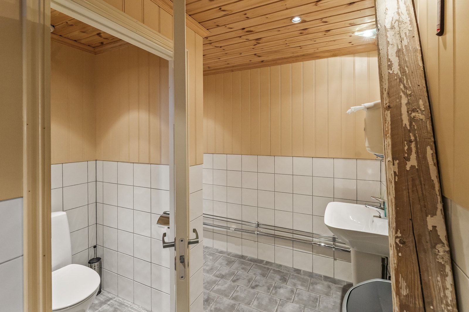 Eget avlukke til toaletter. Her er det to dører inn til hvert sitt toalett + urinal innerst. Galleribilde