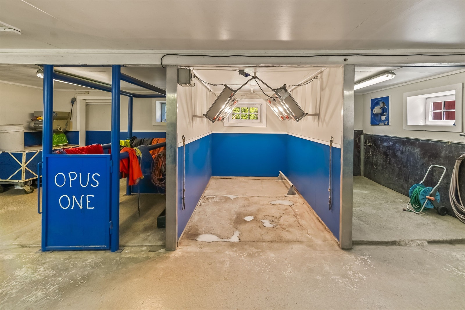Videre inn i stallen har man tvangsbås, hestesolarium og vaskespilt med avtrekksvifte. Galleribilde