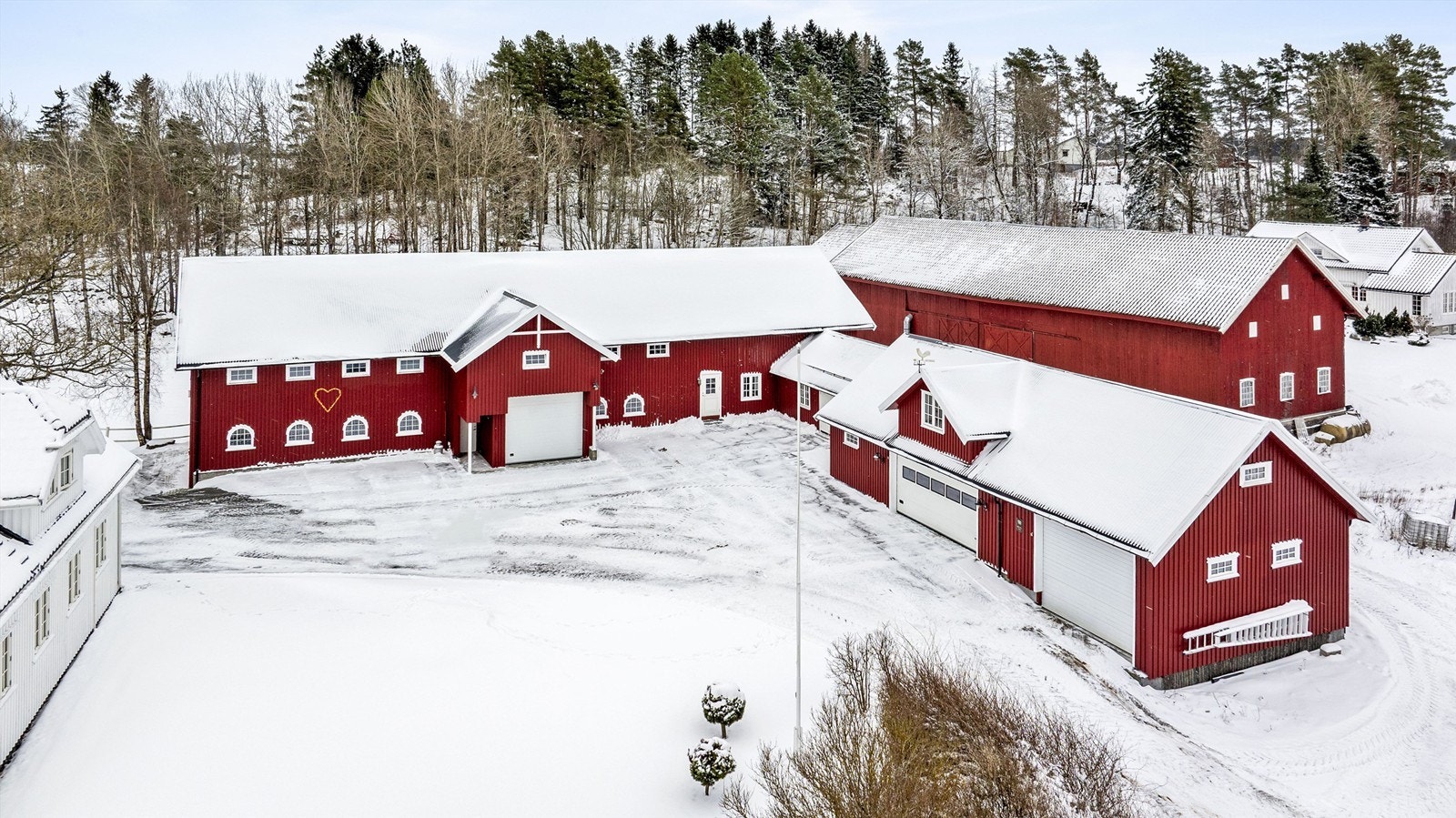 Til høyre i bildet finner du kontorlokale, garasje til bil og garasje til traktor. Galleribilde
