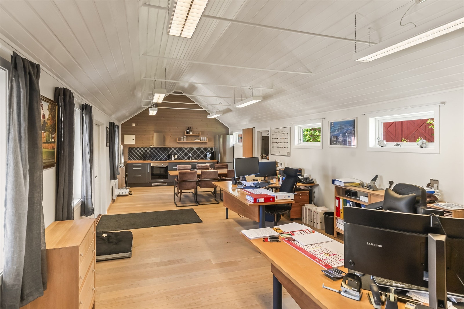 Inn dobbeltdøren finner man kontorlokale med eget kjøkken og toalett. Galleribilde