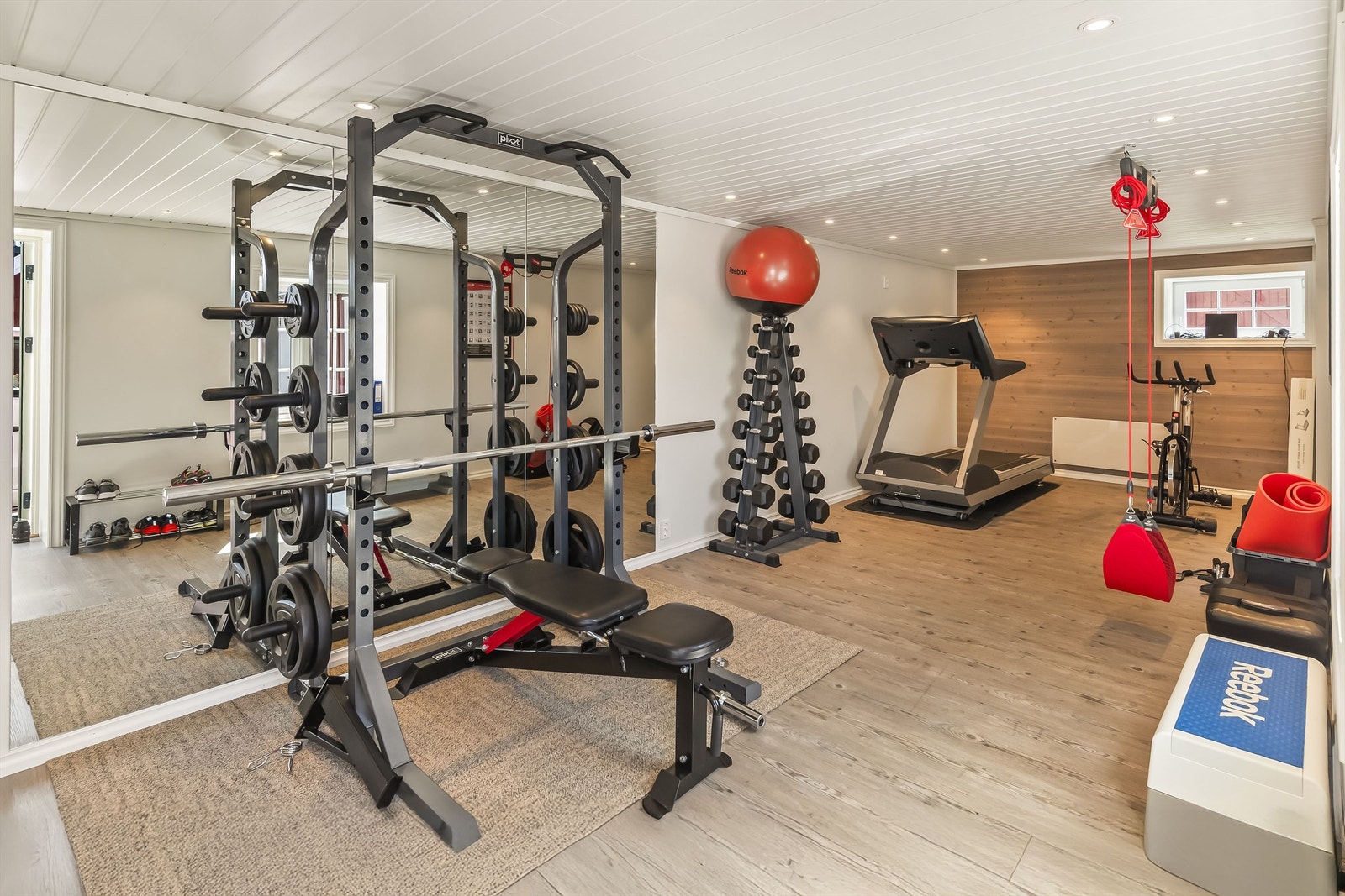 Ved siden av kontoret er det laget til eget treningsrom. Galleribilde