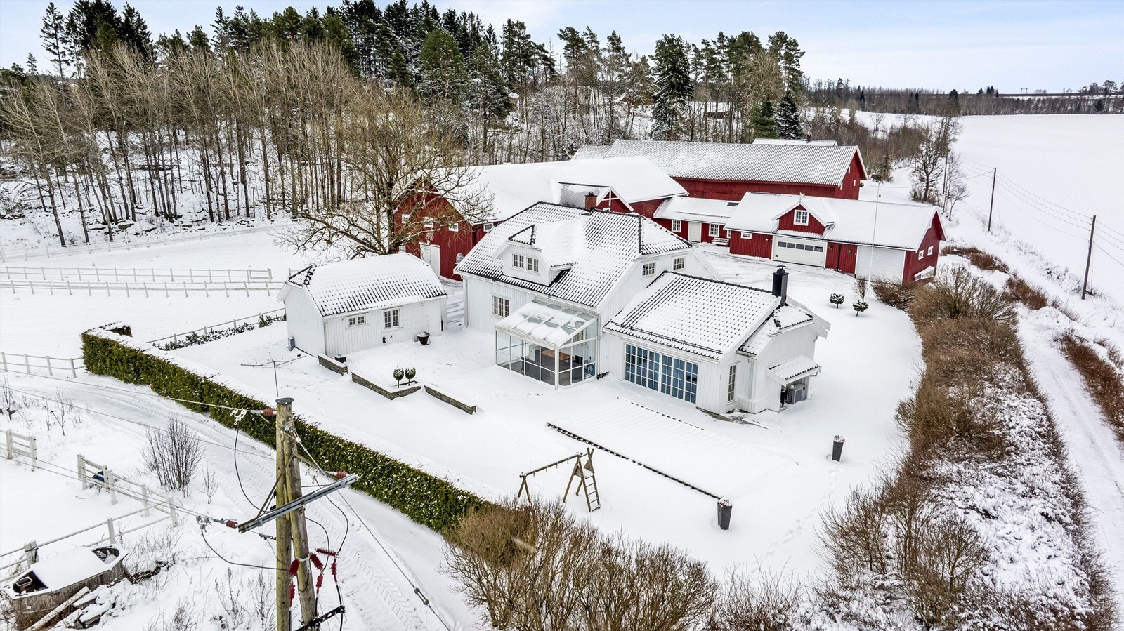 Beliggenheten passer godt for familier som ønsker en tilbaketrukket hverdag, men likevel ha nærhet til hverdagsfunksjoner. Innen gangavstand ligger Haukerød skole, som ble ferdigstilt i 2013 og regnes som en av de mest moderne barneskolene i kommunen. Galleribilde
