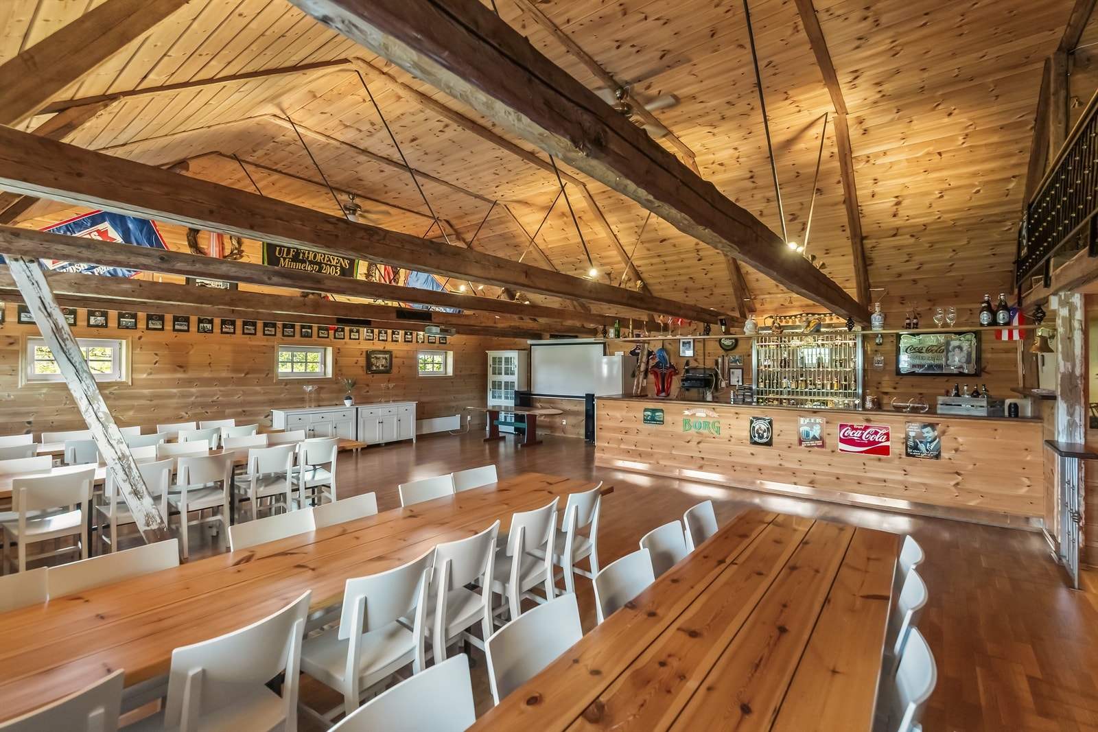 Selskapslokalet inneholder bar, kjøkken og to toaletter + urinal. Galleribilde